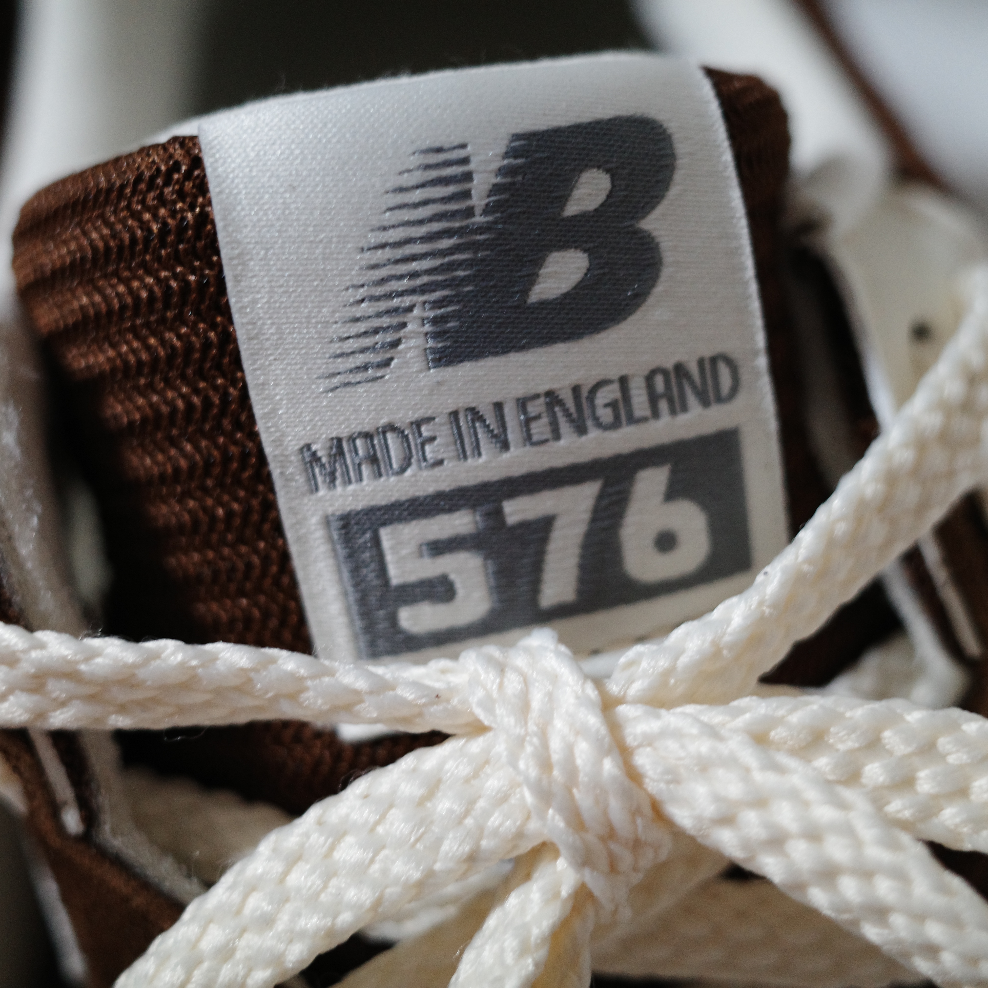 New Balance 576 Made in UK Monks Robe Coconut Milk 착용 스타일 - 4