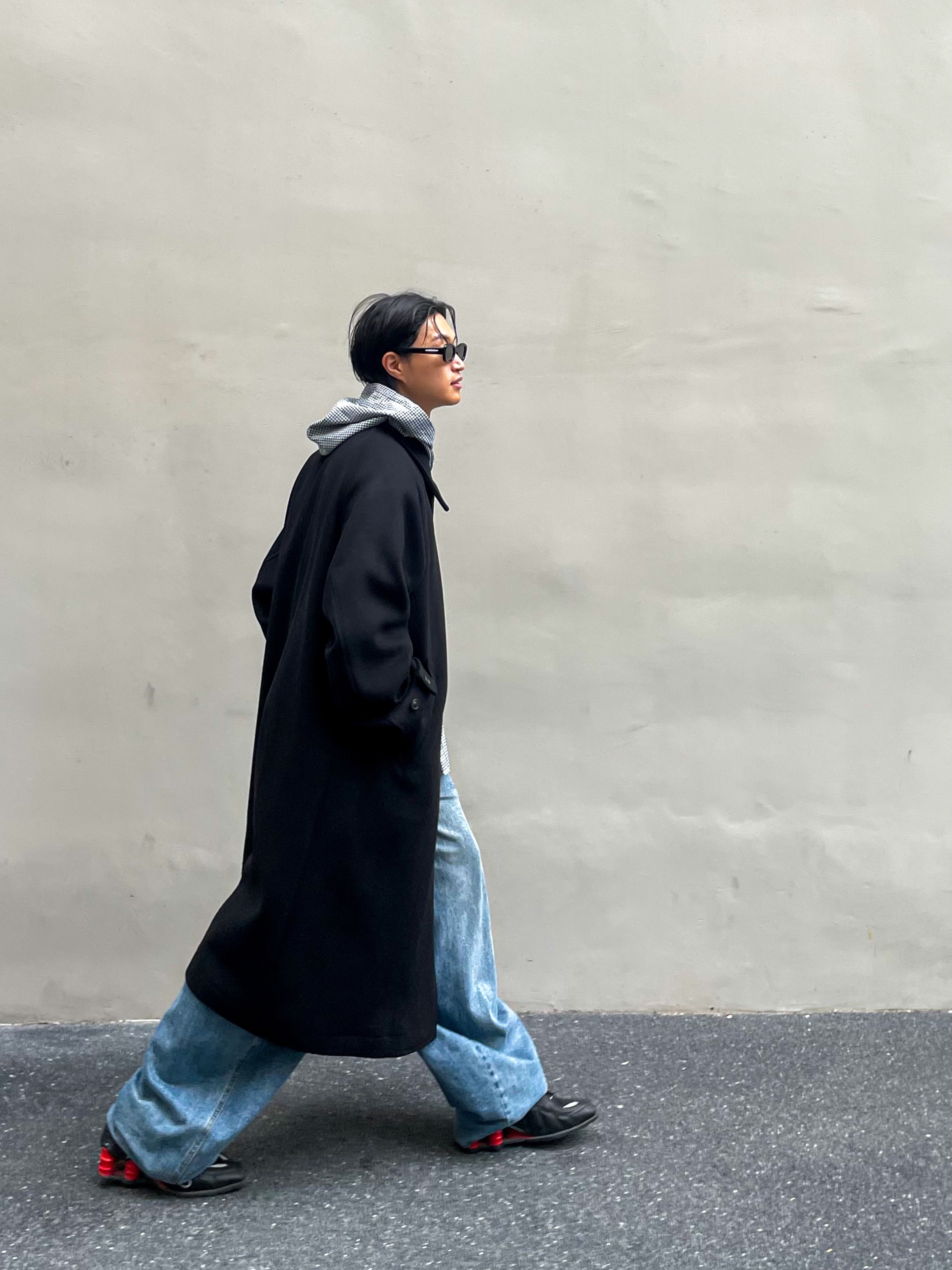 Telfar Baggy Jean Blue, Nike x Martine Rose Shox MR4 Black 착용 스타일 - 3
