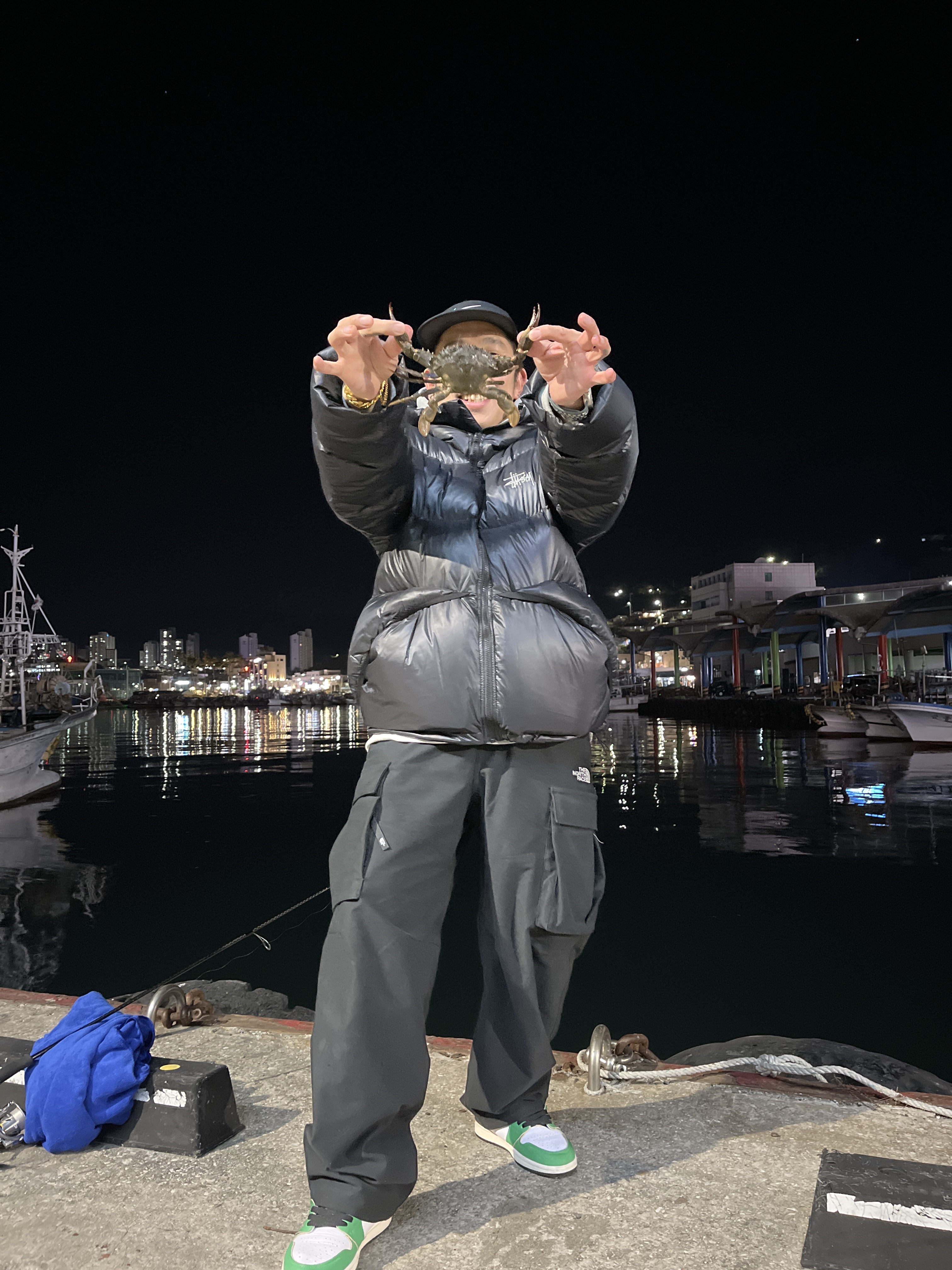 Stussy Down Parka Micro Ripstop Phantom Black, The North Face White Label Ranger Cargo Pants Black 착용 스타일 - 3