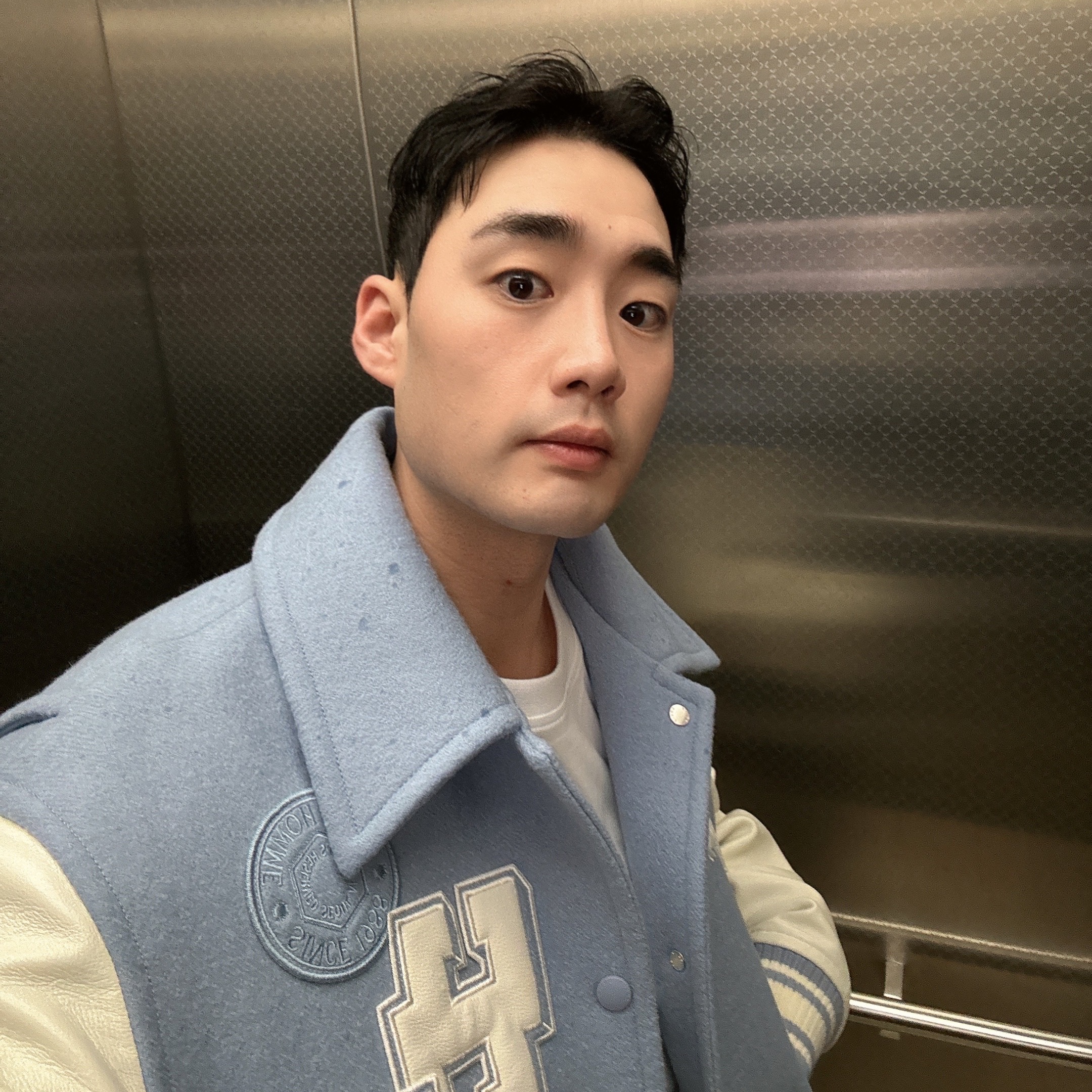 Solid Homme Sculpture Varsity Jumper Blue, Wooyoungmi Flower Print Back Logo T-Shirt White - 23FW 착용 스타일 - 2