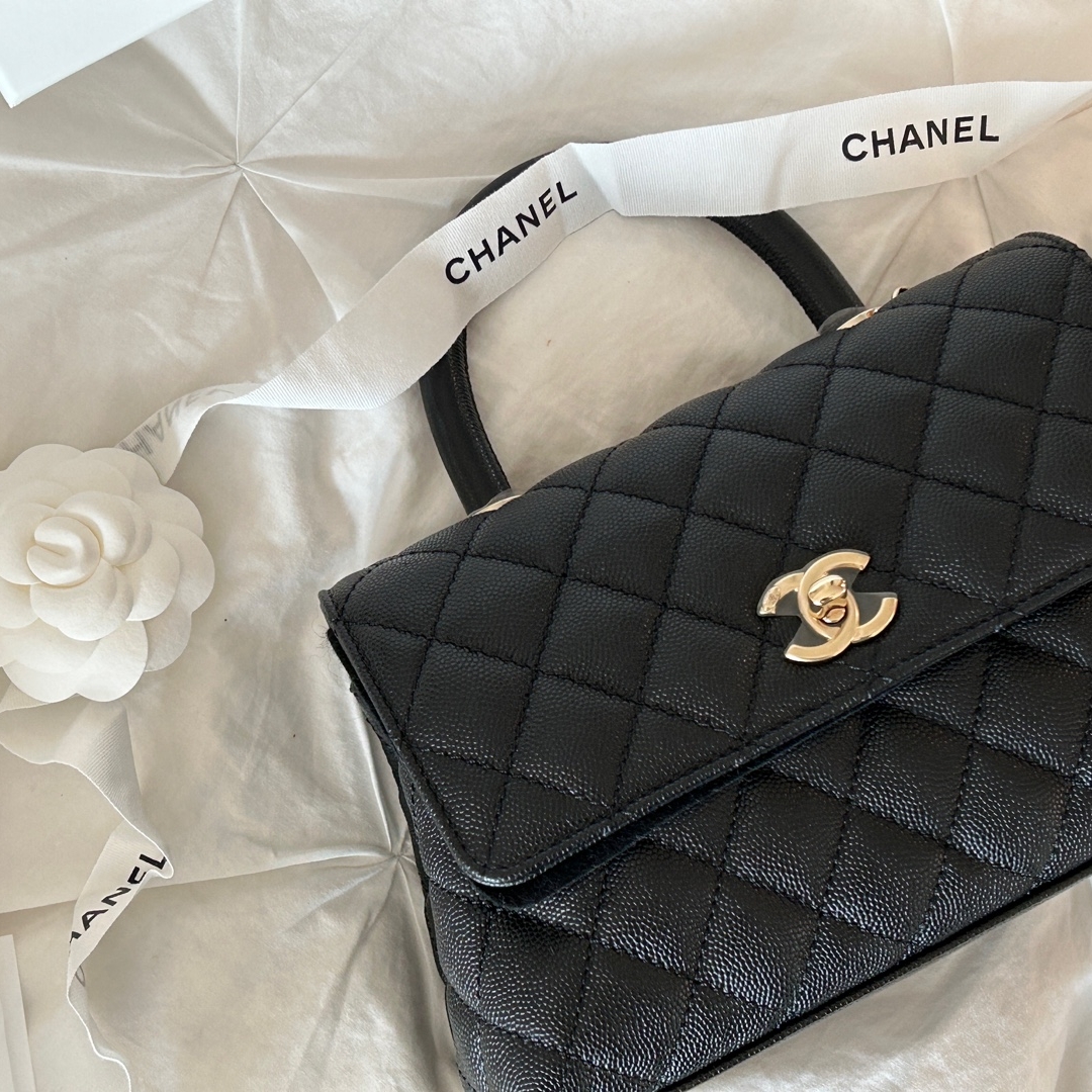 Chanel Flap Bag with Top Handle Grained Calfskin & Gold Black 착용 스타일