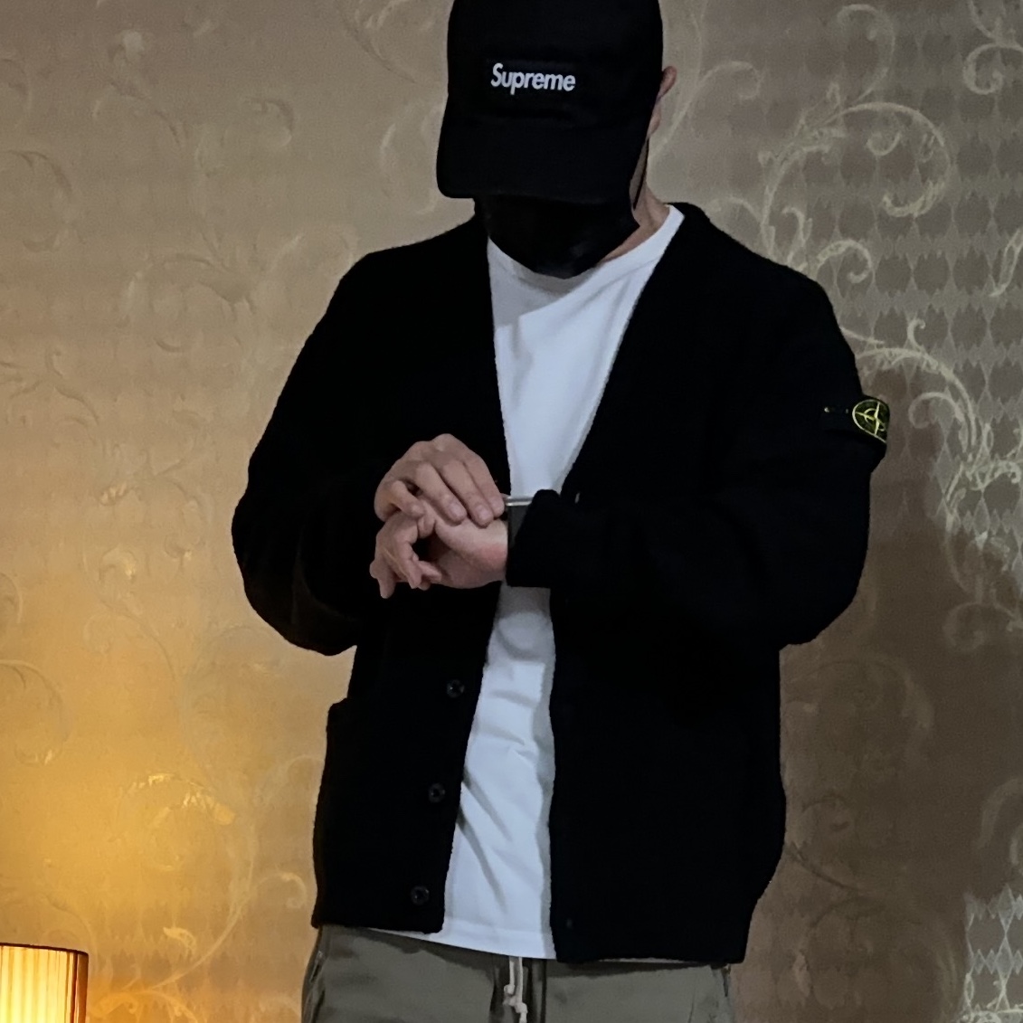 Supreme x Stone Island Boucle Cardigan Black - 23FW, Supreme Seoul Box Logo T-Shirt White - 23FW 착용 스타일 - 1