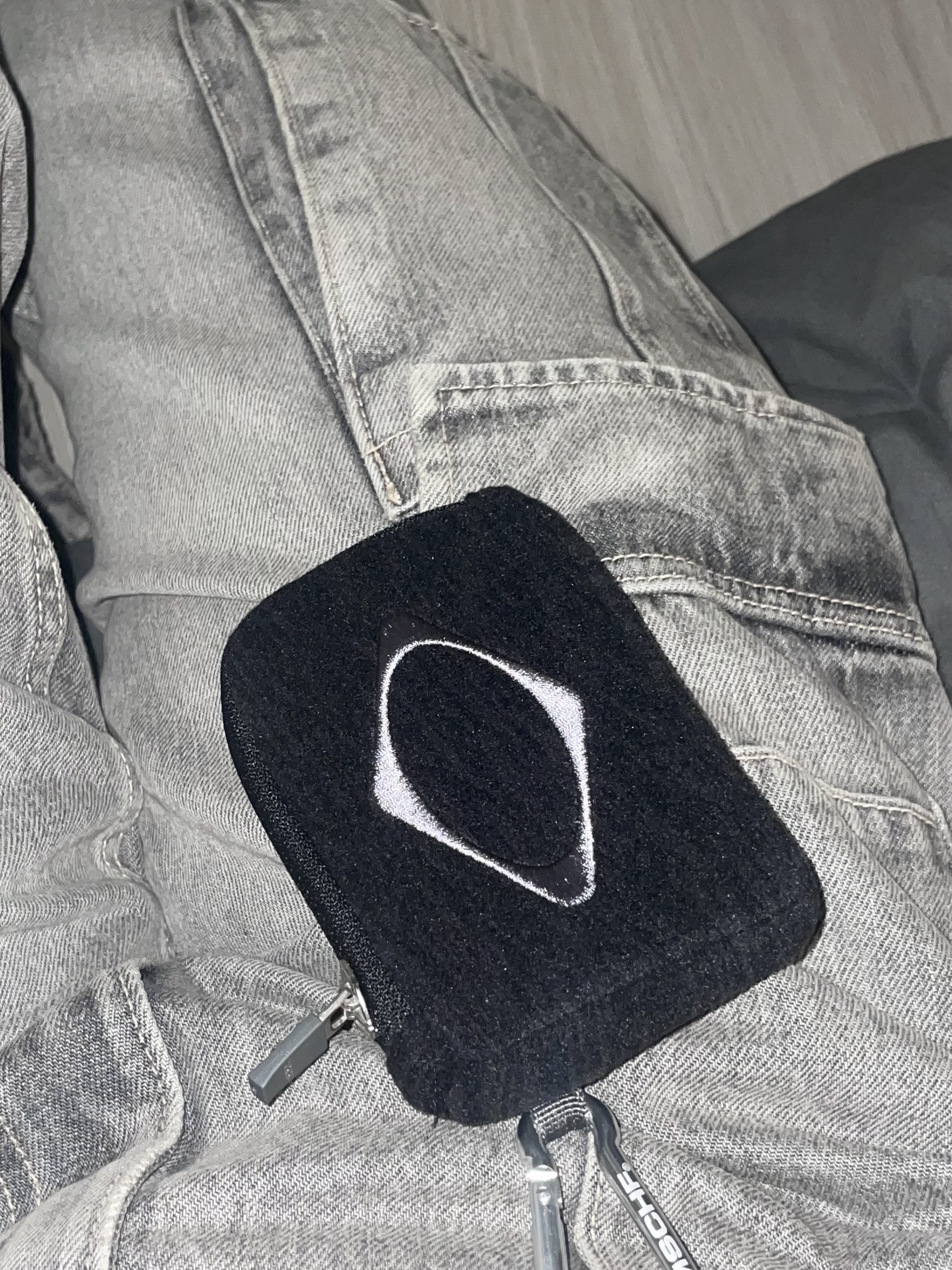 Mischief Rhombus Carabiner Mini Pouch Charcoal 착용 스타일