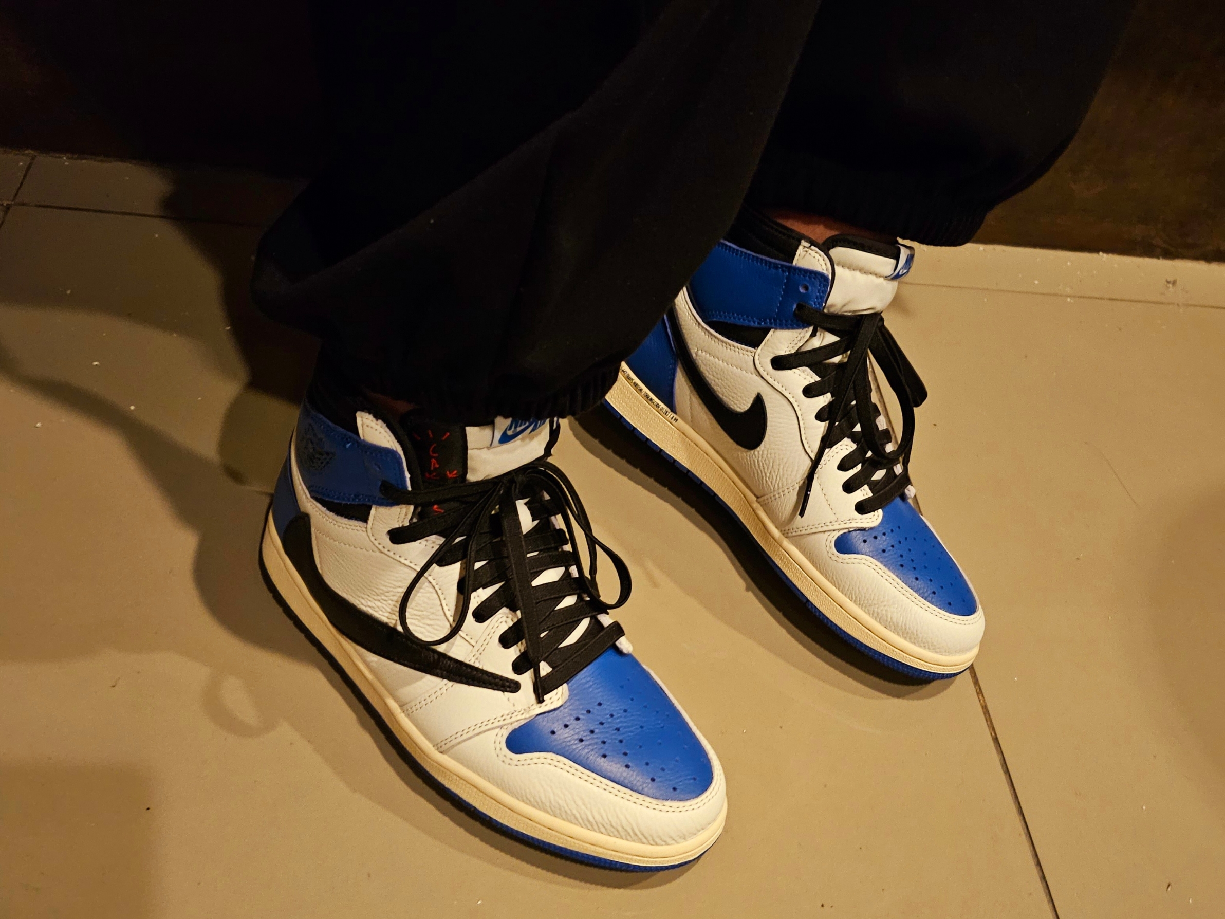 Jordan 1 x Travis Scott x Fragment Retro High OG SP Military Blue 착용 스타일 - 2