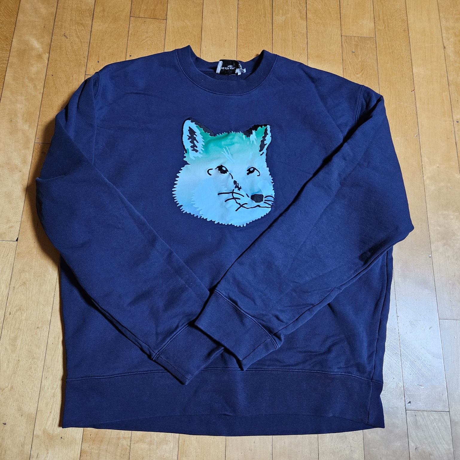 Maison Kitsune Vibrant Fox Head Relaxed Sweatshirt Navy 착용 스타일
