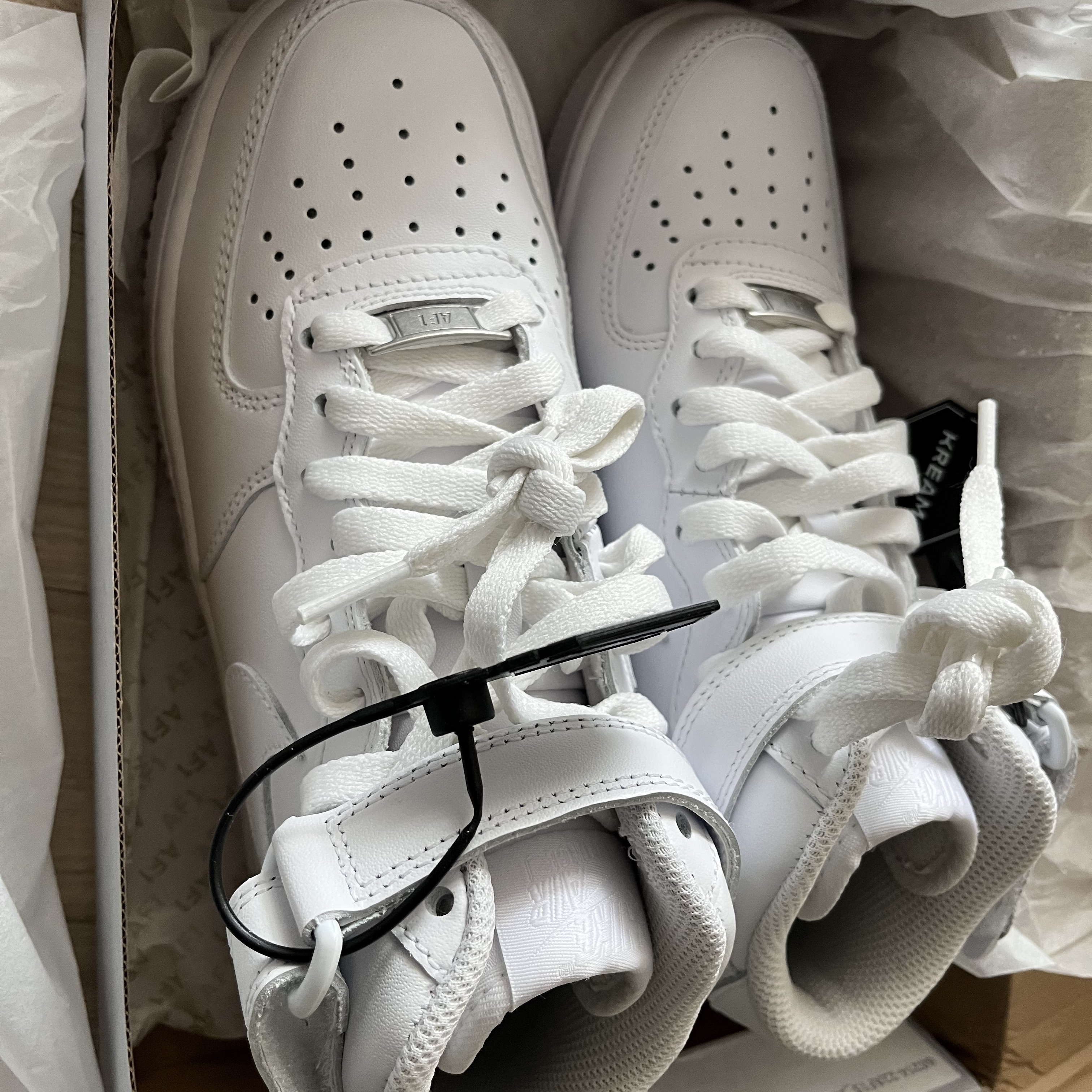 (W) Nike Air Force 1 '07 Mid White 착용 스타일
