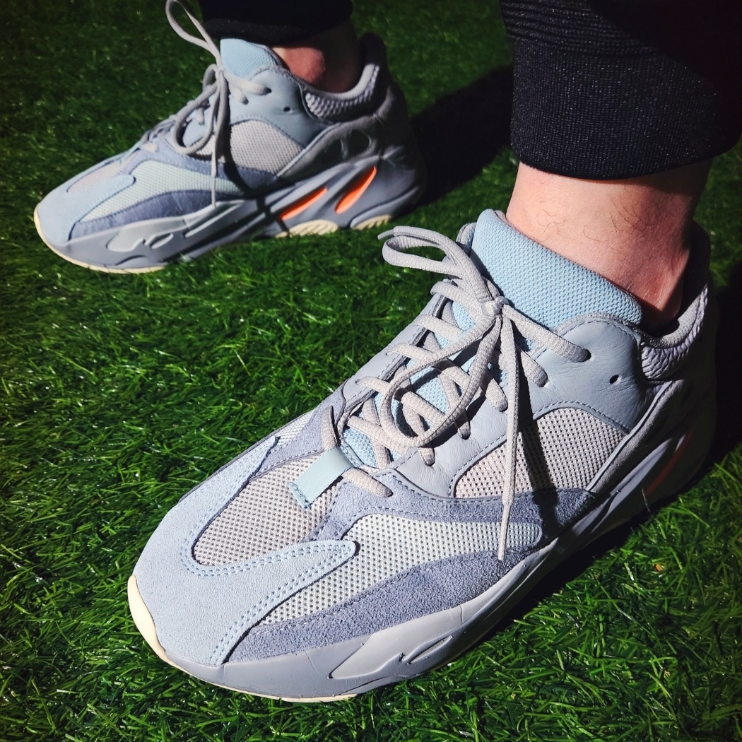 Adidas Yeezy Boost 700 Inertia 착용 스타일 - 5