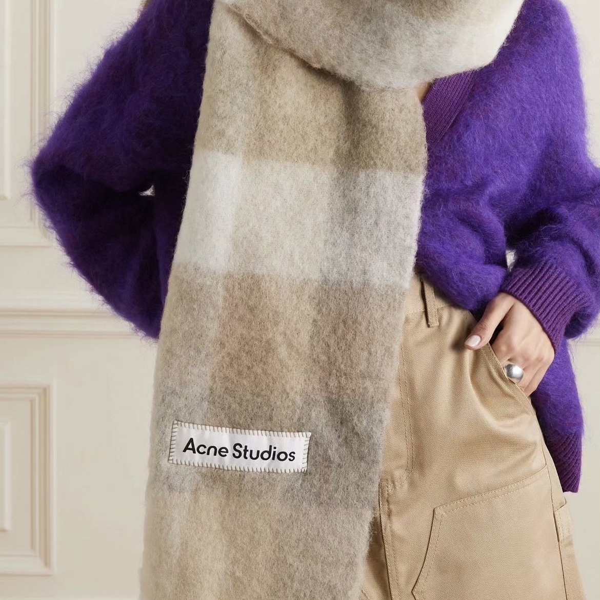 Acne Studios Mohair Check Muffler White Beige 착용 스타일