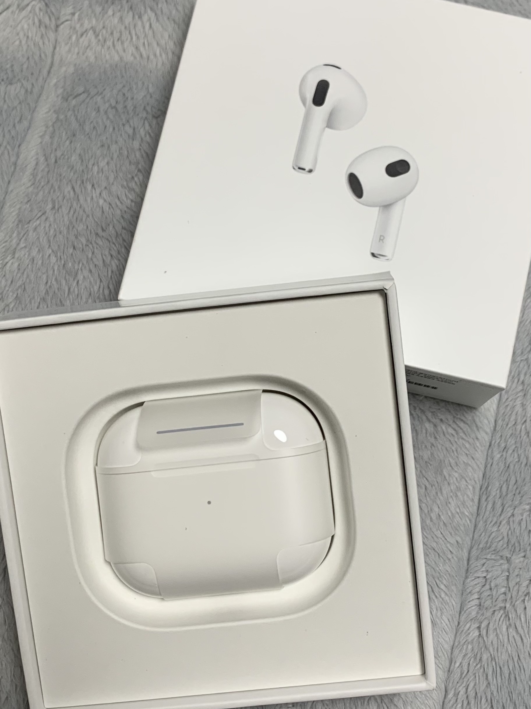 Apple Airpods 3rd Gen with MagSafe Charging Case (Korean Ver.), Apple iPad Air 5th Gen Wifi 64GB Purple (Korean Ver.) 착용 스타일 - 1