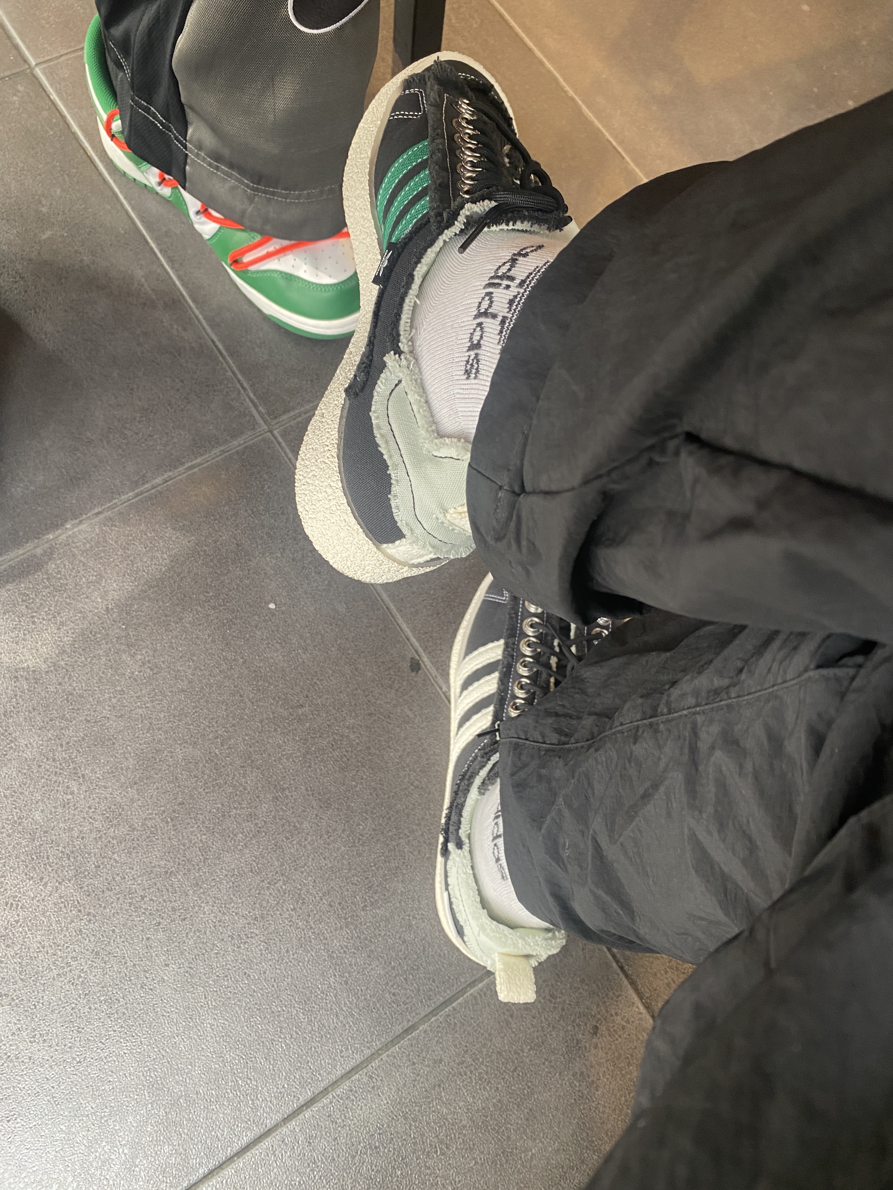 Adidas x Song for the Mute Campus 80s Core Black Cream White, Nike x Off-White Dunk Low Pine Green 착용 스타일