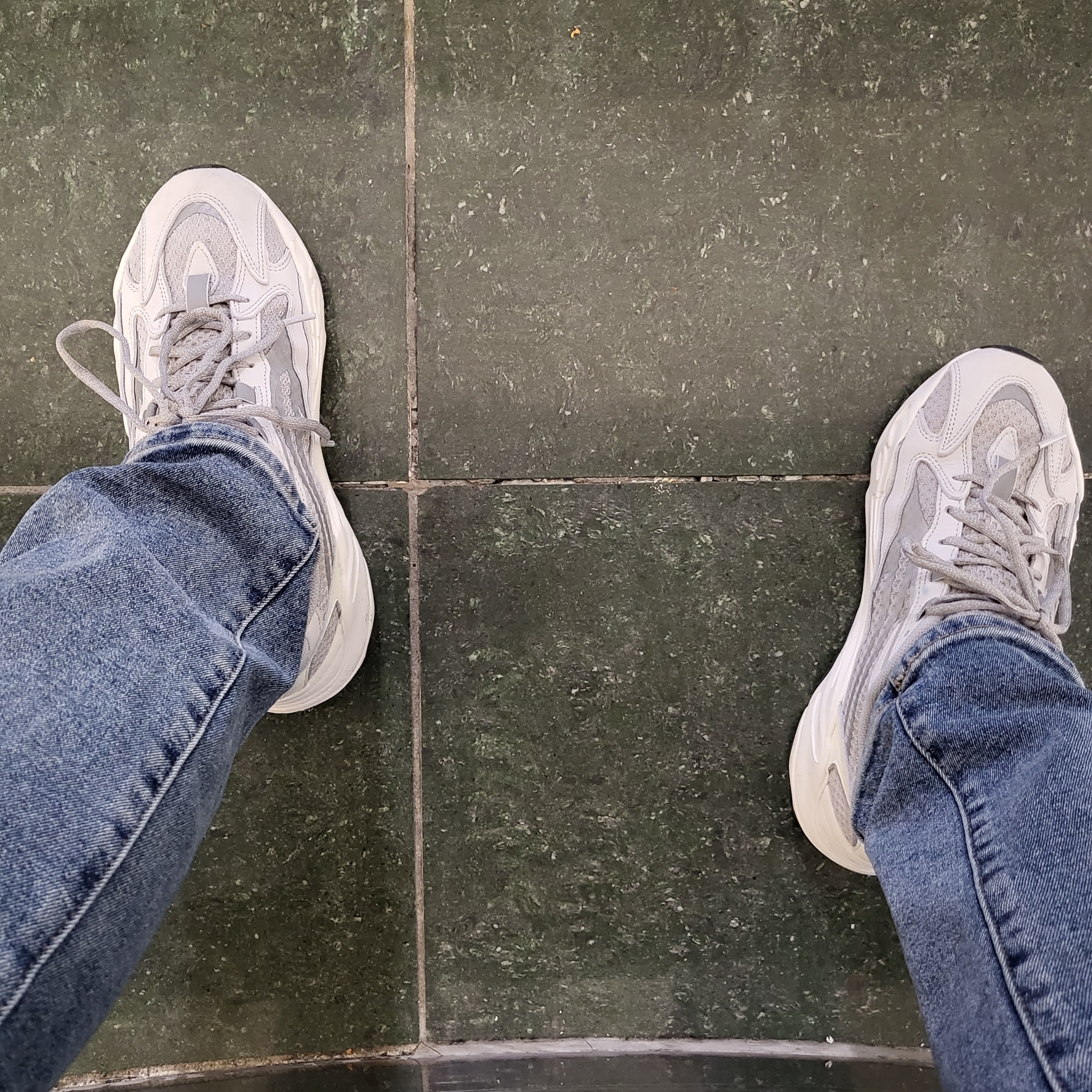 Adidas Yeezy Boost 700 V2 Static 2022 착용 스타일