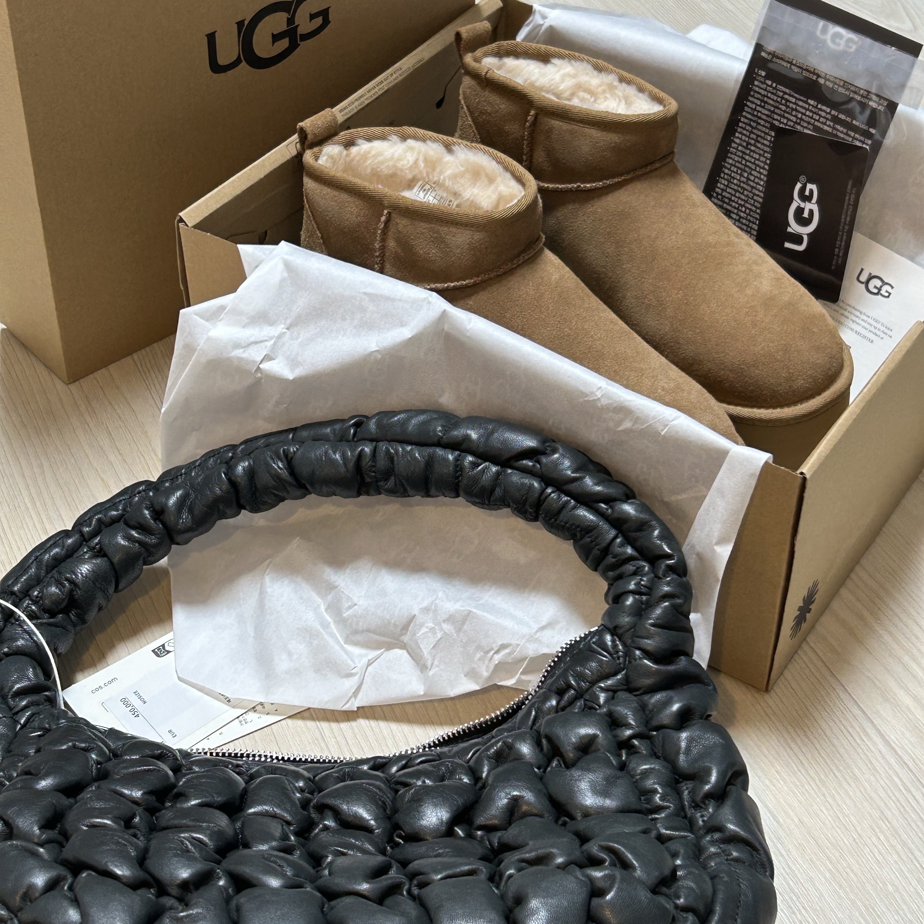 COS Quilted Mini Bag Leather Black, (W) UGG Classic Ultra Mini Platform Boots Chestnut 착용 스타일