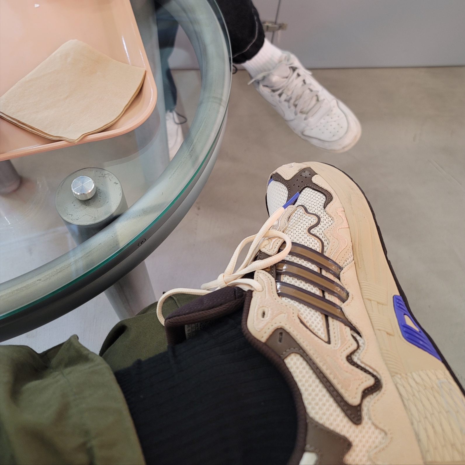 Adidas x Bad Bunny Response CL Ecru Tint, (GS) Nike Court Borough Low 2 Triple White 착용 스타일