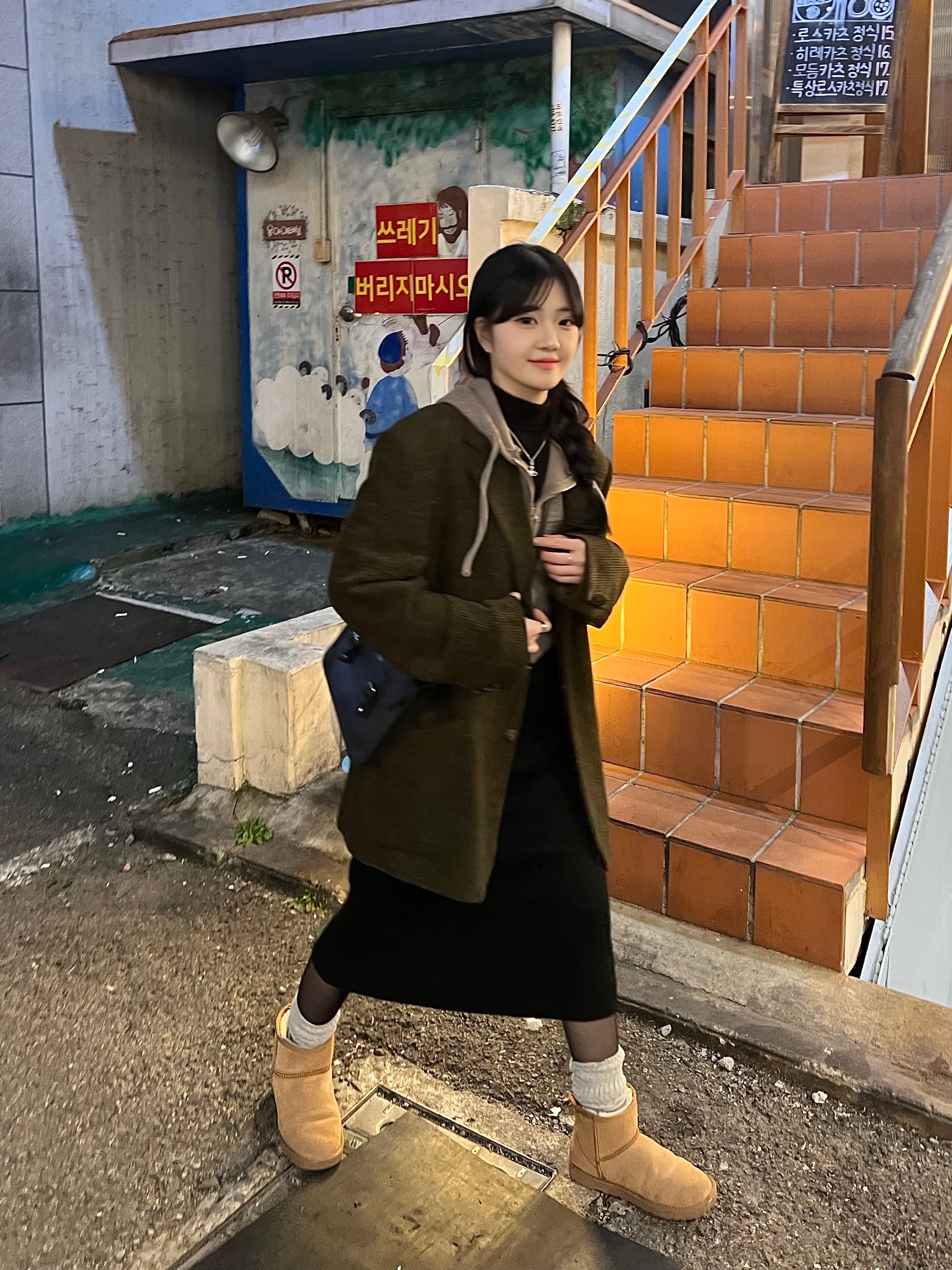 (W) UGG Classic Ultra Mini Boots Sand, (W) UGG Classic Mini II Boots Chestnut 착용 스타일 - 2