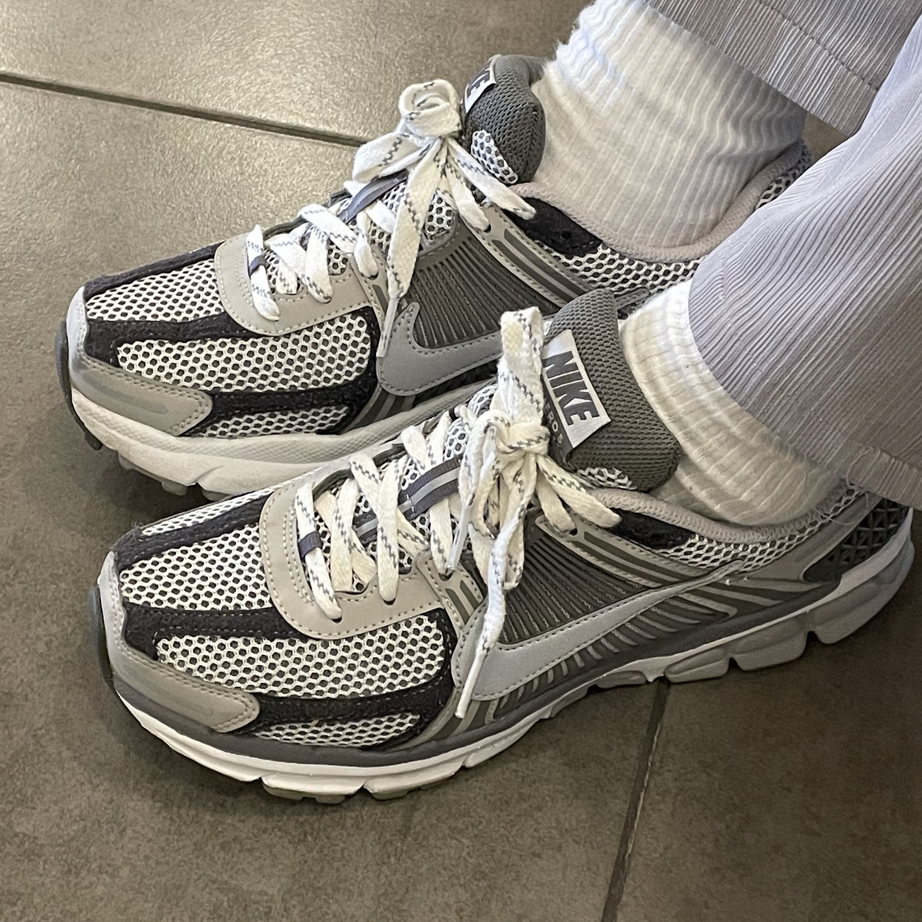 Nike Zoom Vomero 5 PRM Light Iron Ore and Flat Fewter 착용 스타일