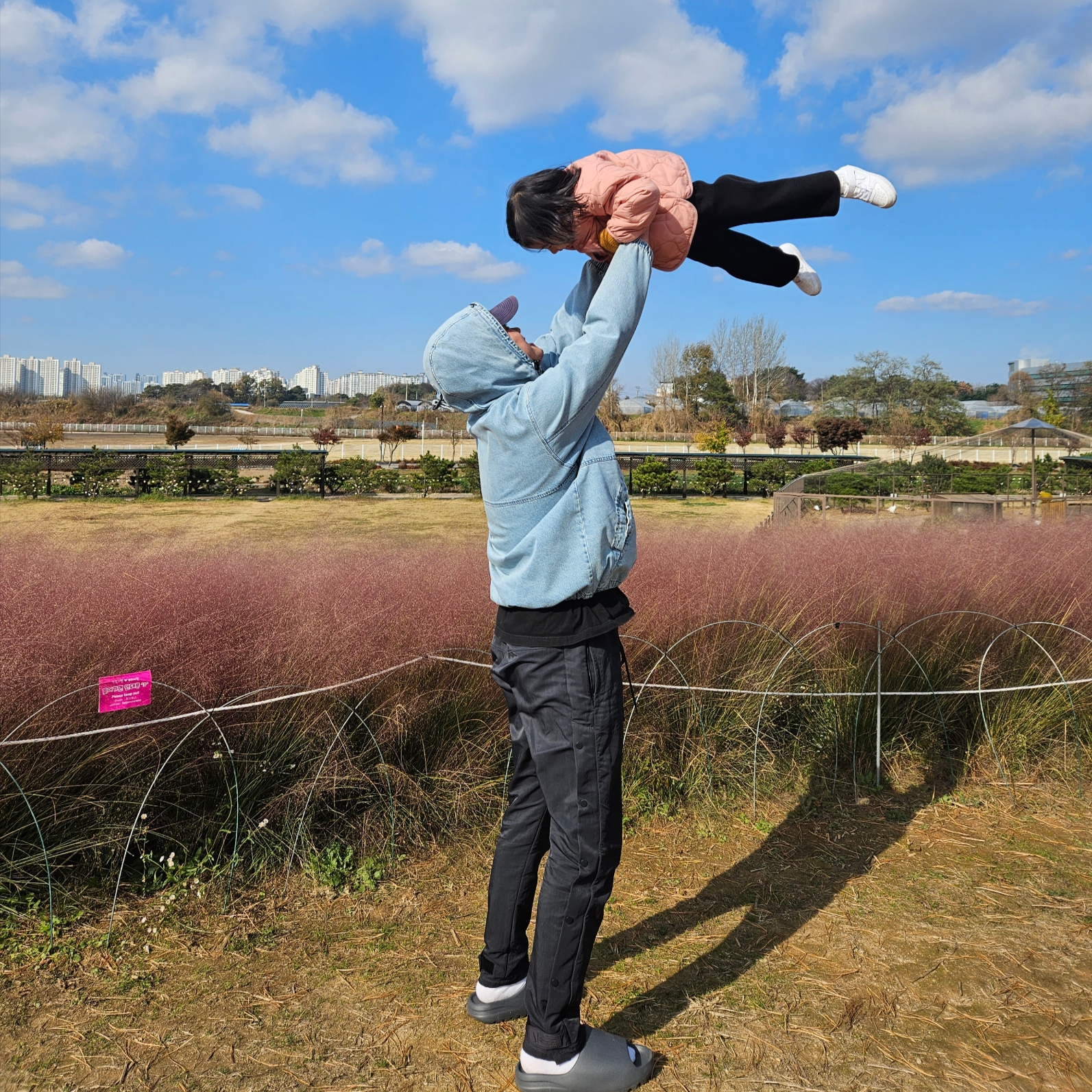 Adidas Yeezy Slide Slate Grey 착용 스타일 - 1