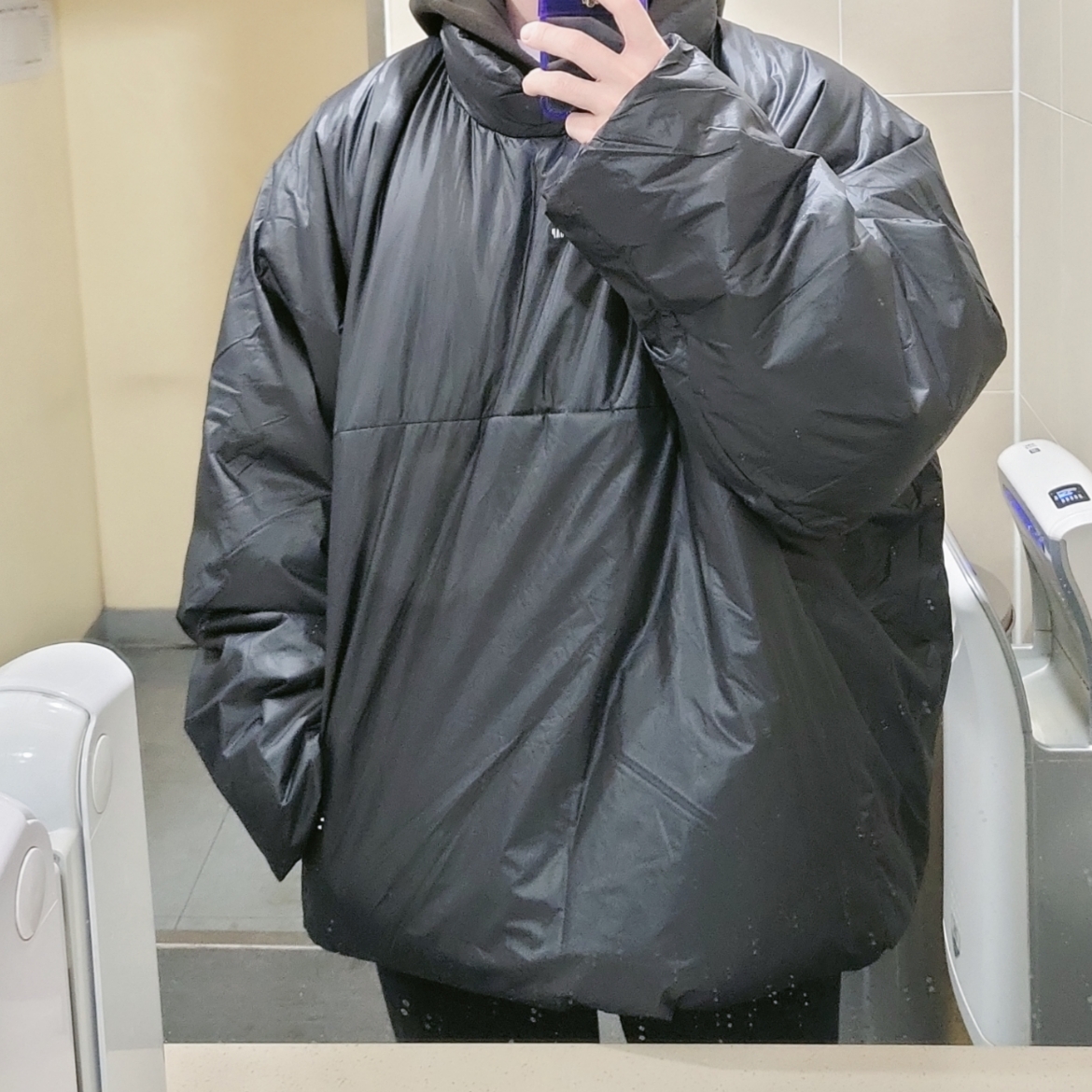 Yeezy Gap Engineered By Balenciaga Mock Neck Pullover Puffer Black 착용 스타일