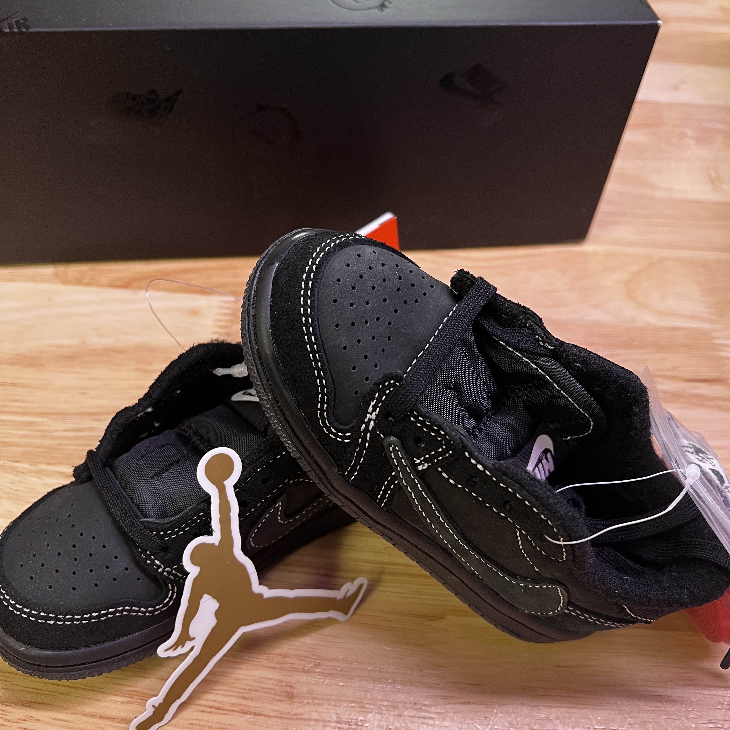 (TD) Jordan 1 x Travis Scott Retro Low OG SP Black Phantom 착용 스타일 - 1