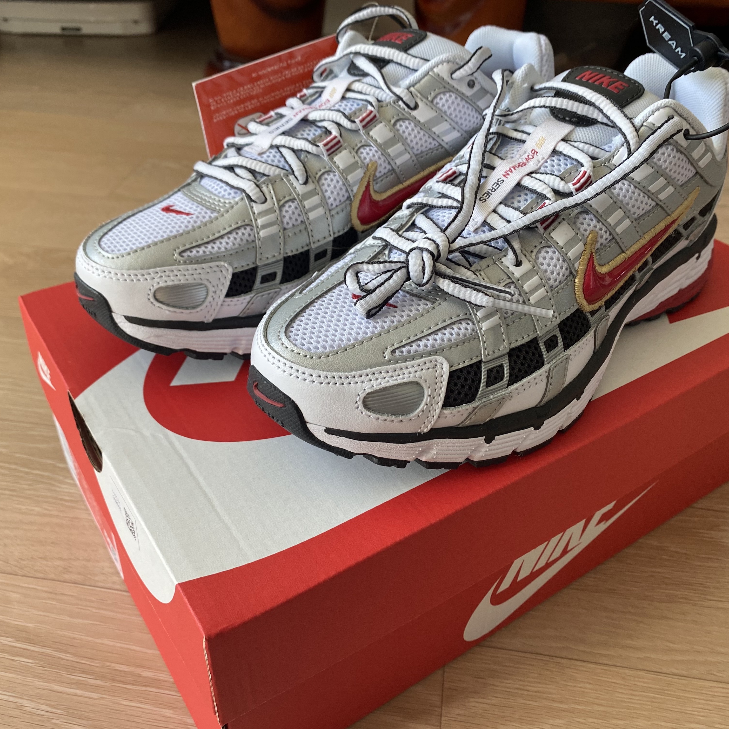 (W) Nike P-6000 Metallic Silver Red 착용 스타일