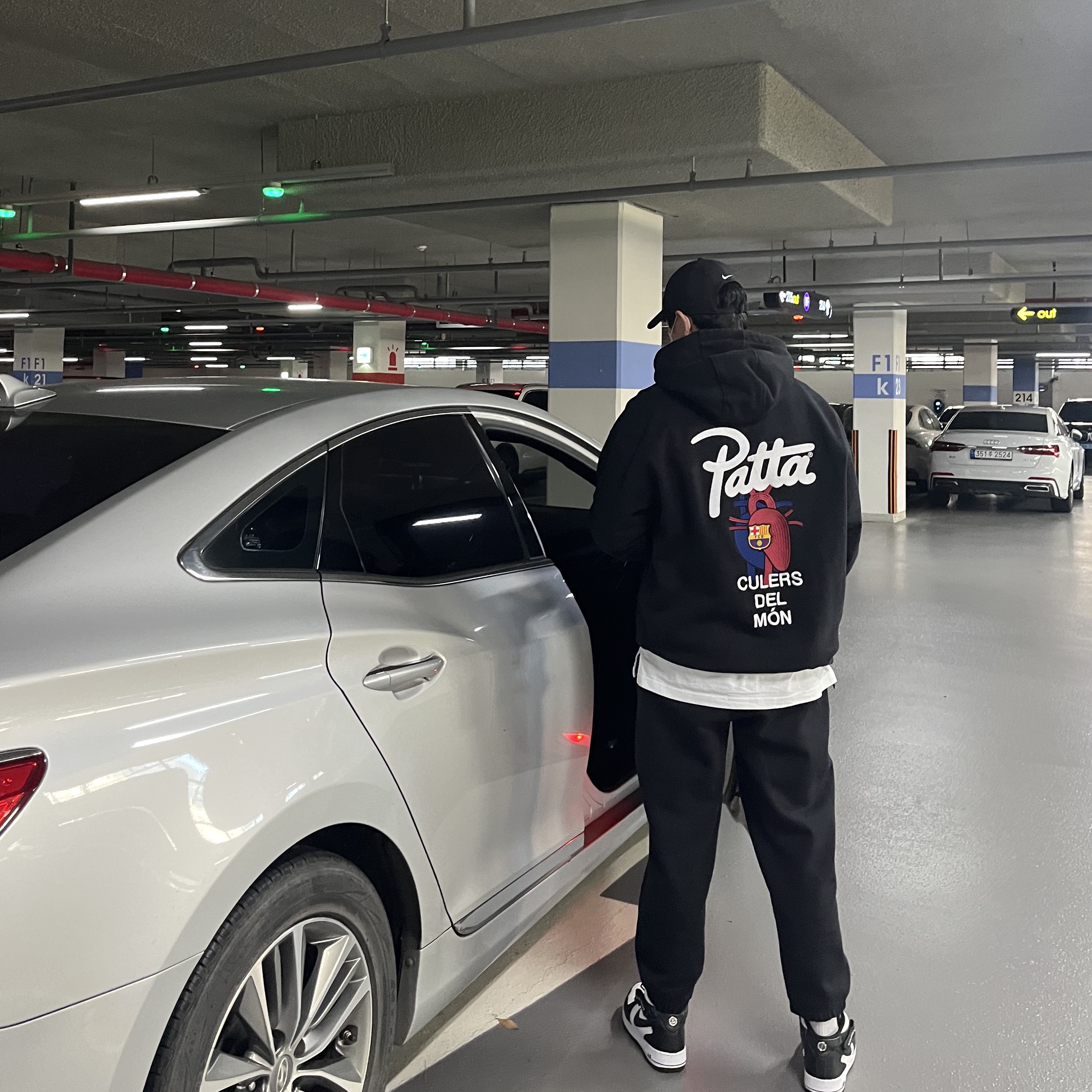 Nike x Patta x FC Barcelona Solo Swoosh Hoodie Culers del Món (FD4147-010), Nike x Stussy Air Force 1 '07 Mid SP Black and Light Bone 착용 스타일 - 5