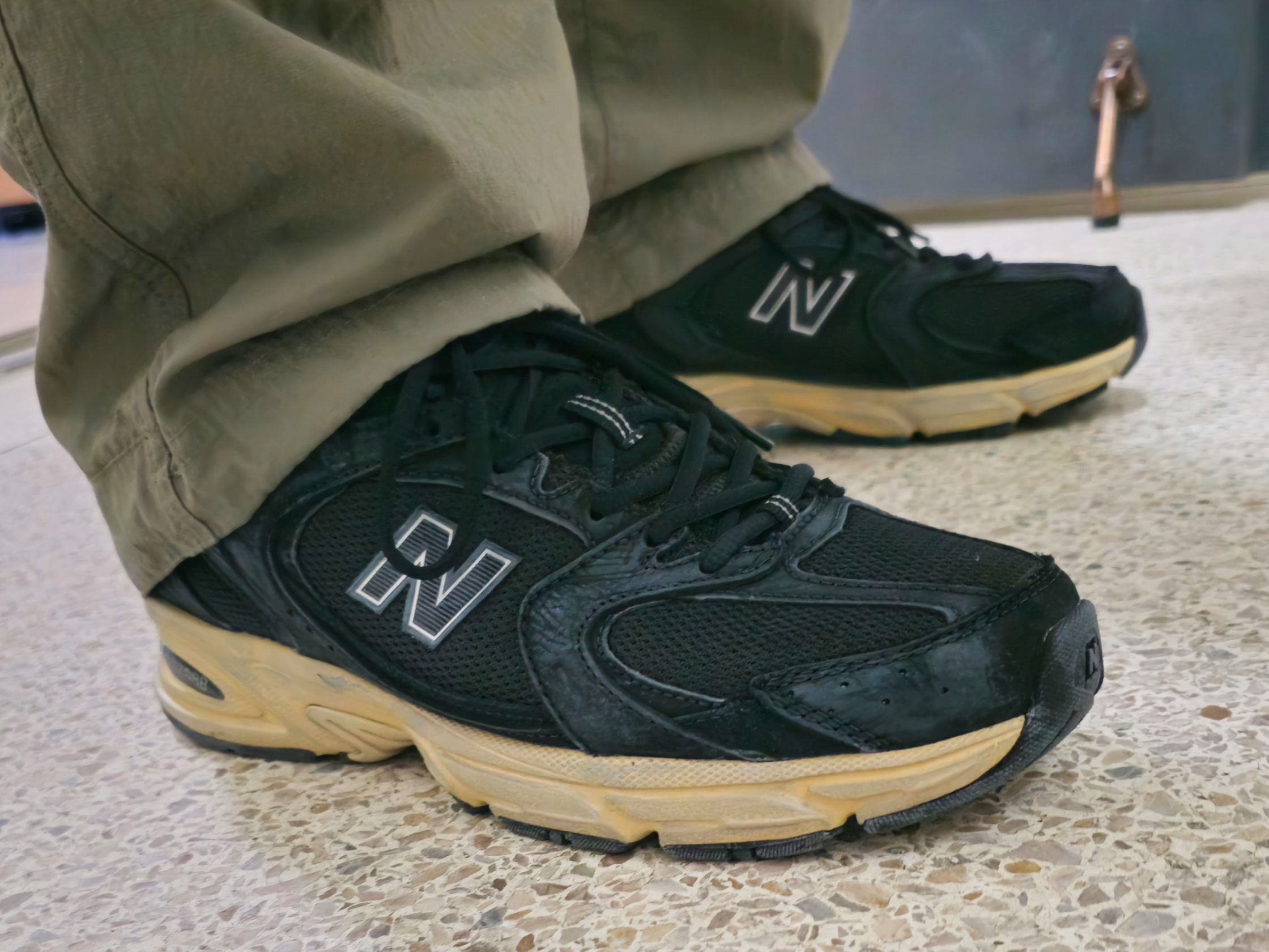 New Balance 530 Vintage Black Gum 착용 스타일 - 1