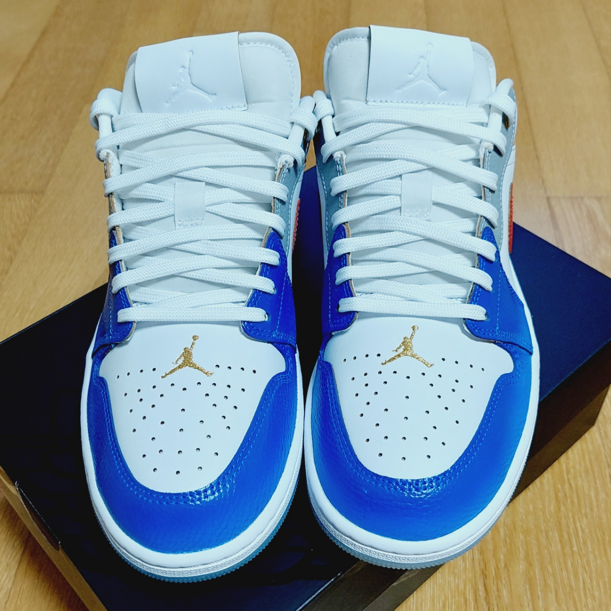 Jordan 1 Low SE White Game Royal University Red 착용 스타일 - 2