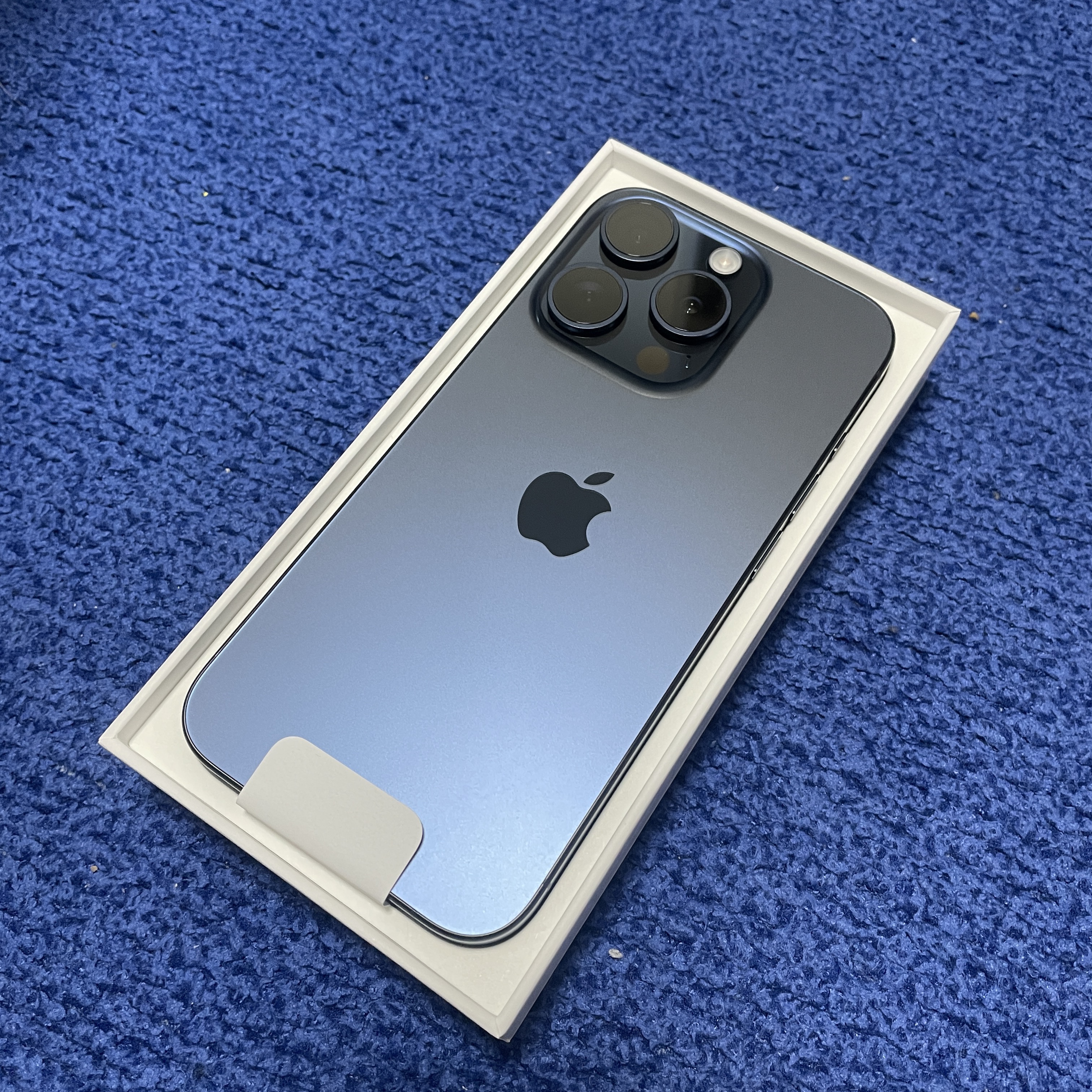 Apple iPhone 15 Pro 256GB Blue Titanium (Korean Ver.) 착용 스타일