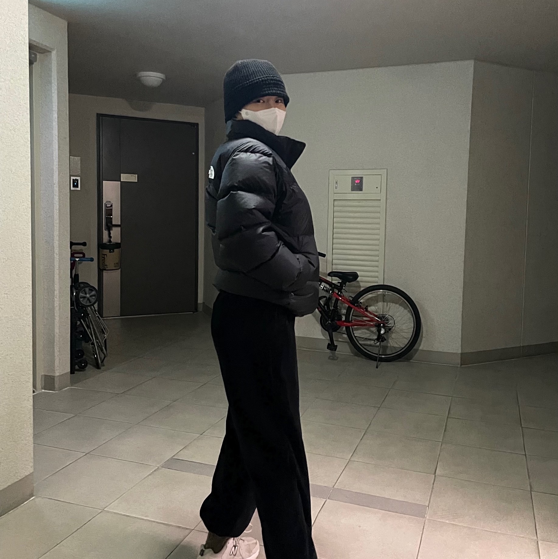 The North Face 1996 Eco Nuptse Jacket Black 착용 스타일 - 4