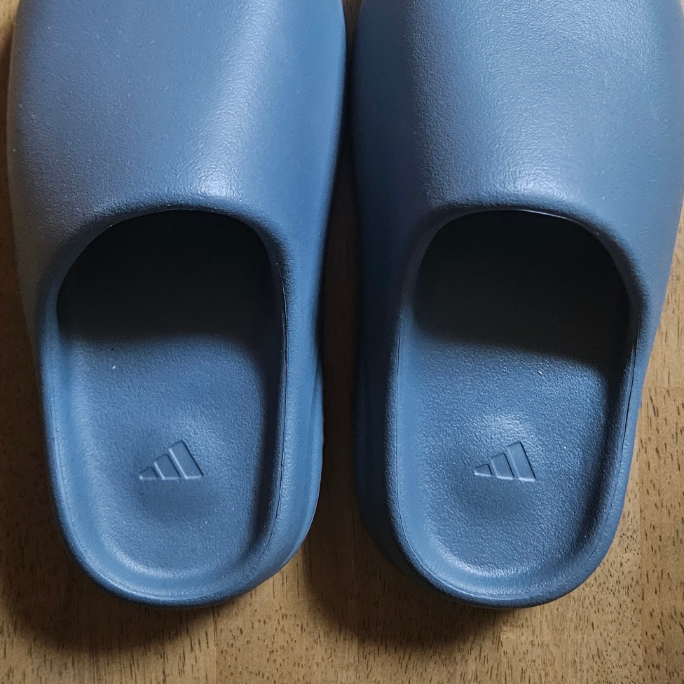 Adidas Yeezy Slide Slate Marine 착용 스타일