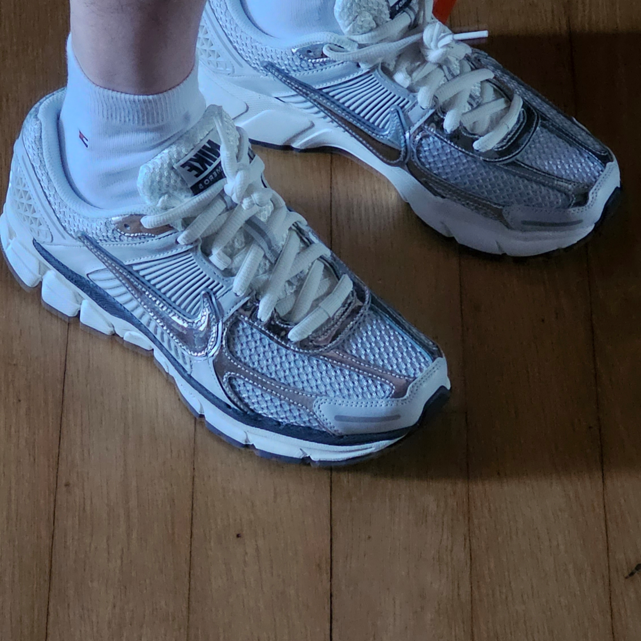 (W) Nike Zoom Vomero 5 Photon Dust and Metallic Silver 착용 스타일