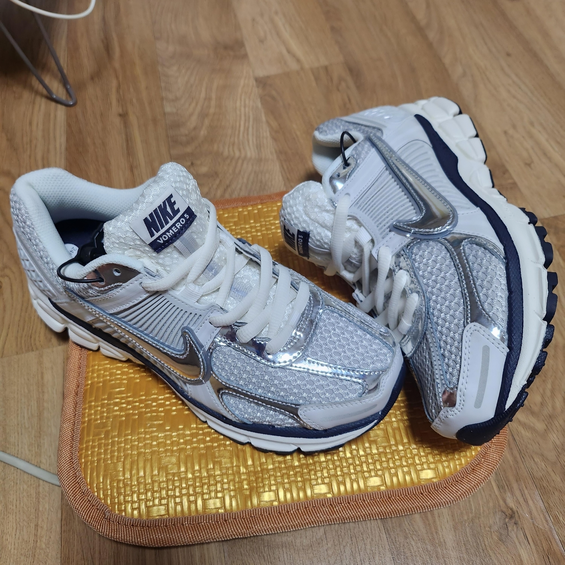 (W) Nike Zoom Vomero 5 Photon Dust and Metallic Silver 착용 스타일 - 1