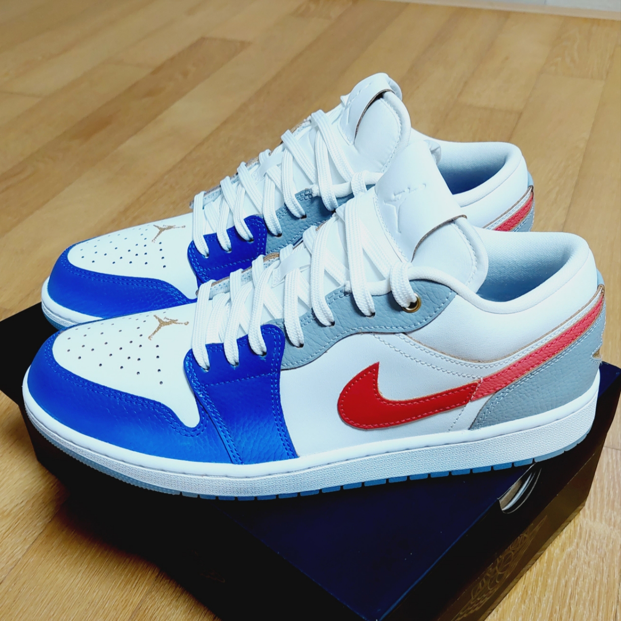 Jordan 1 Low SE White Game Royal University Red 착용 스타일 - 1