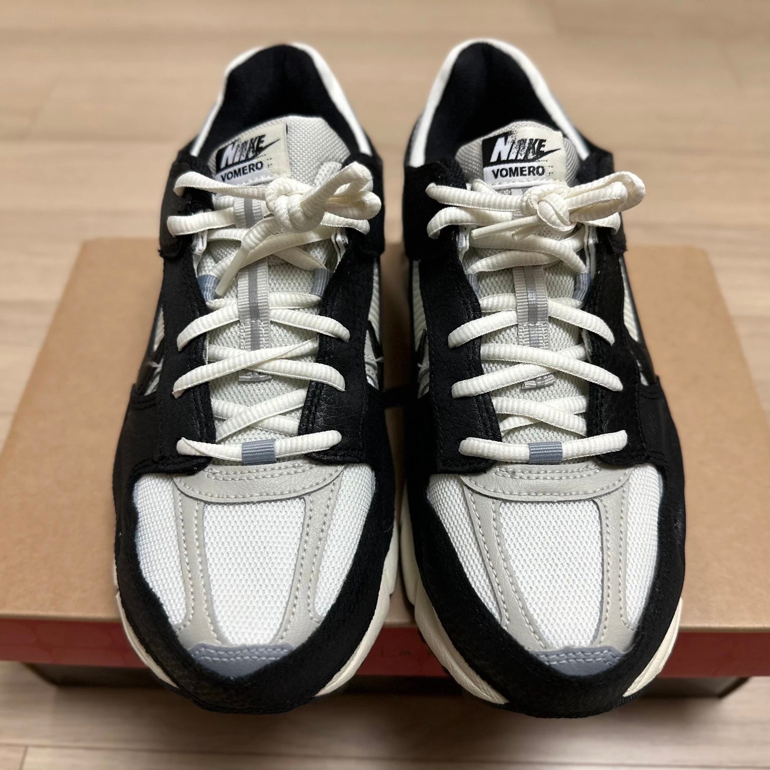 (W) Nike Zoom Vomero 5 Wolf Grey and Black 착용 스타일