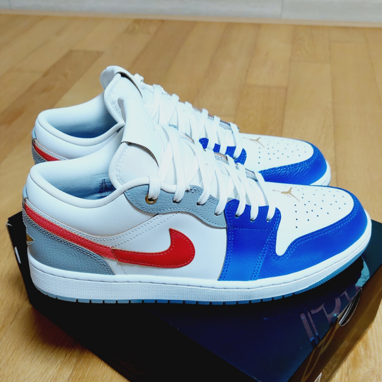 Jordan 1 Low SE White Game Royal University Red 착용 스타일 - 3