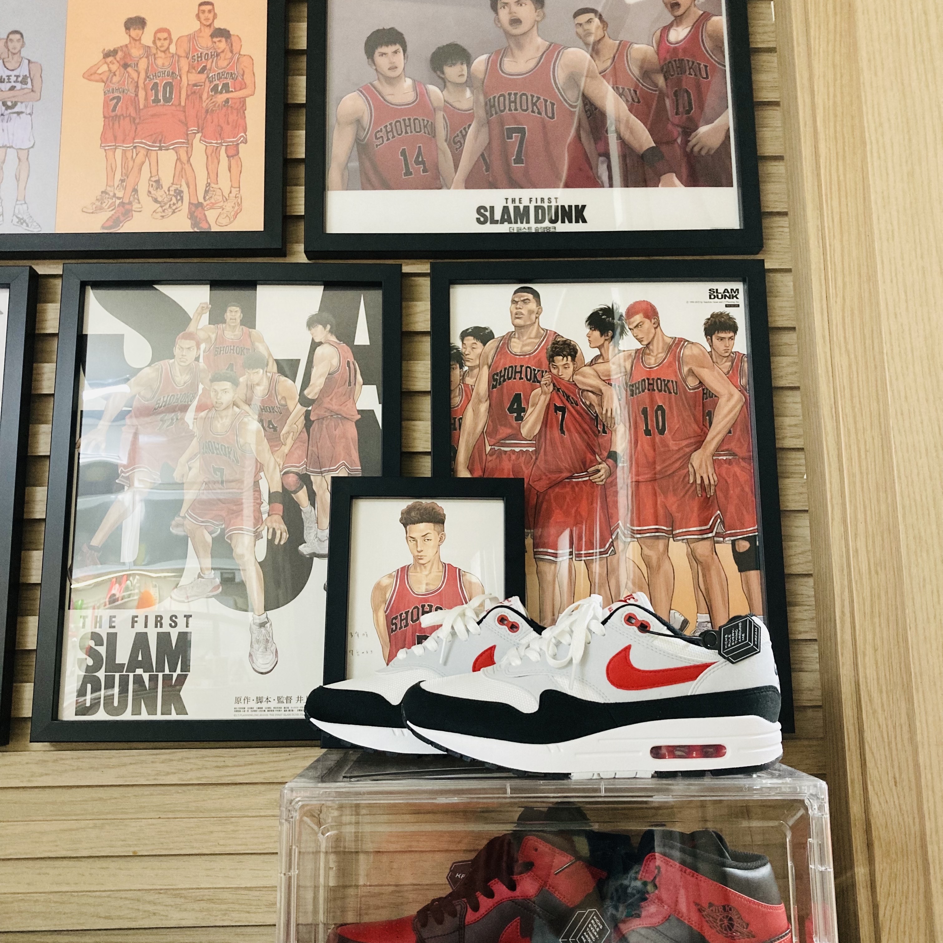Nike Air Max 1 Pure Platinum and University Red 착용 스타일 - 1