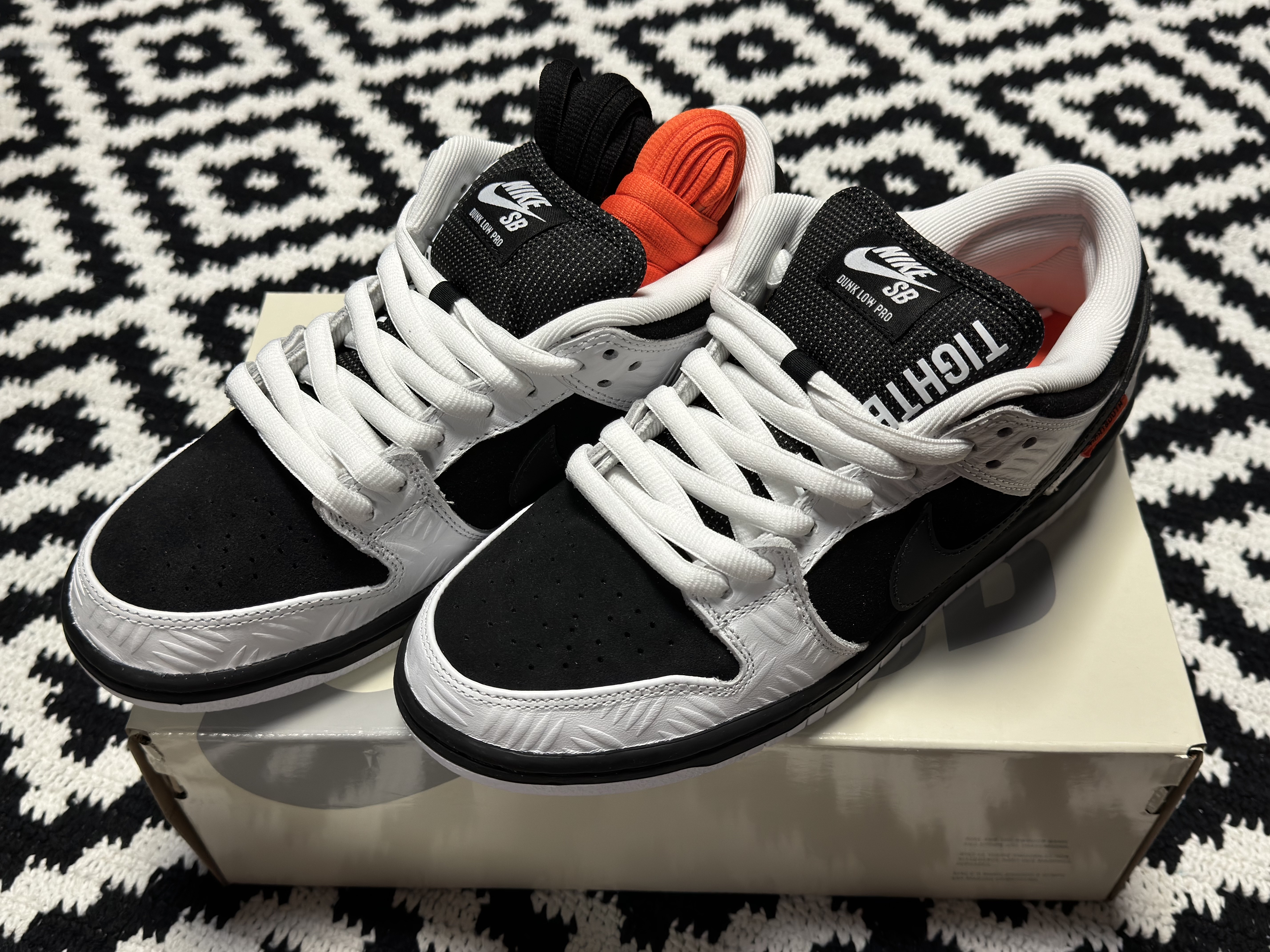 Nike x Tightbooth SB Dunk Low Pro Black and White 착용 스타일