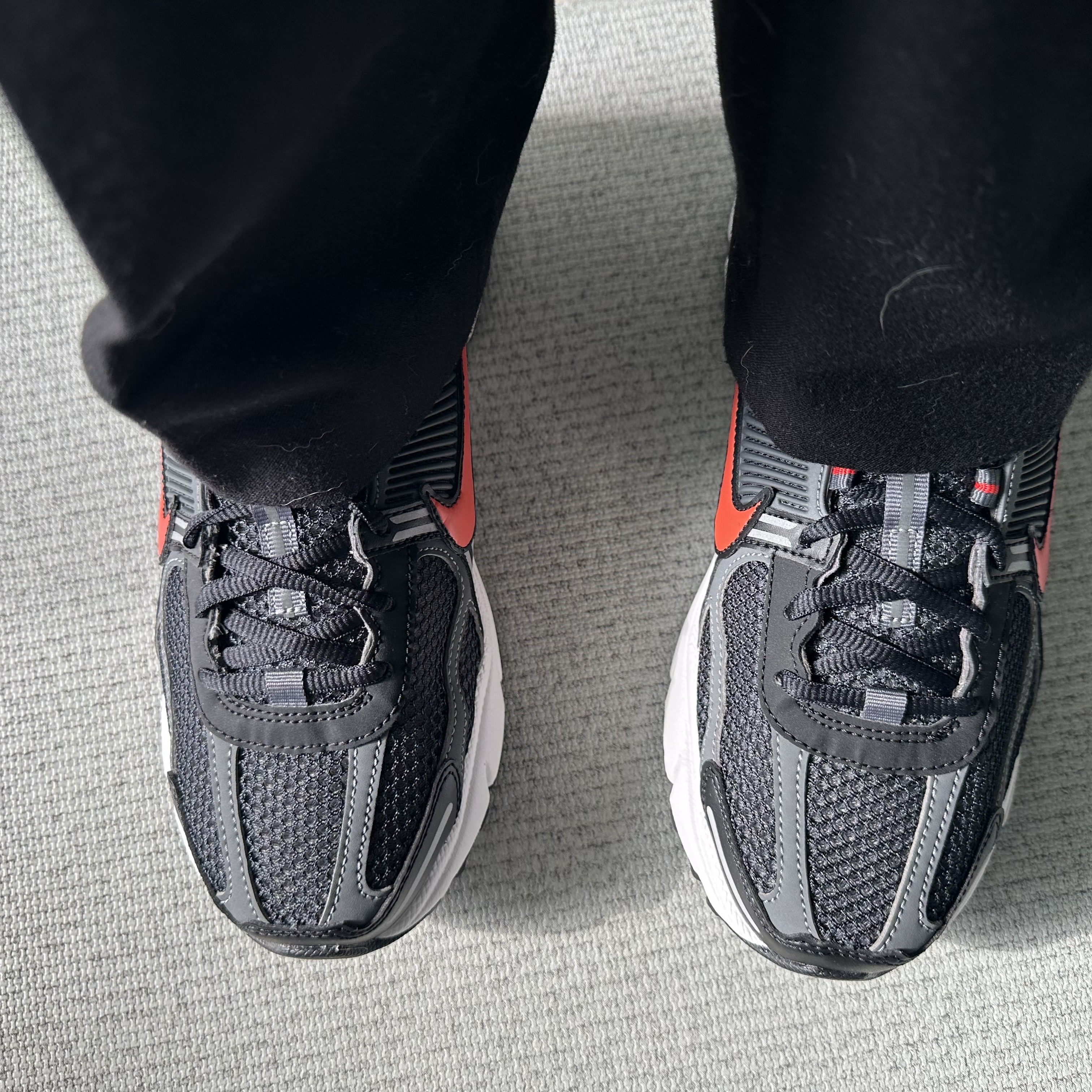 Nike Zoom Vomero 5 Black and Picante Red 착용 스타일