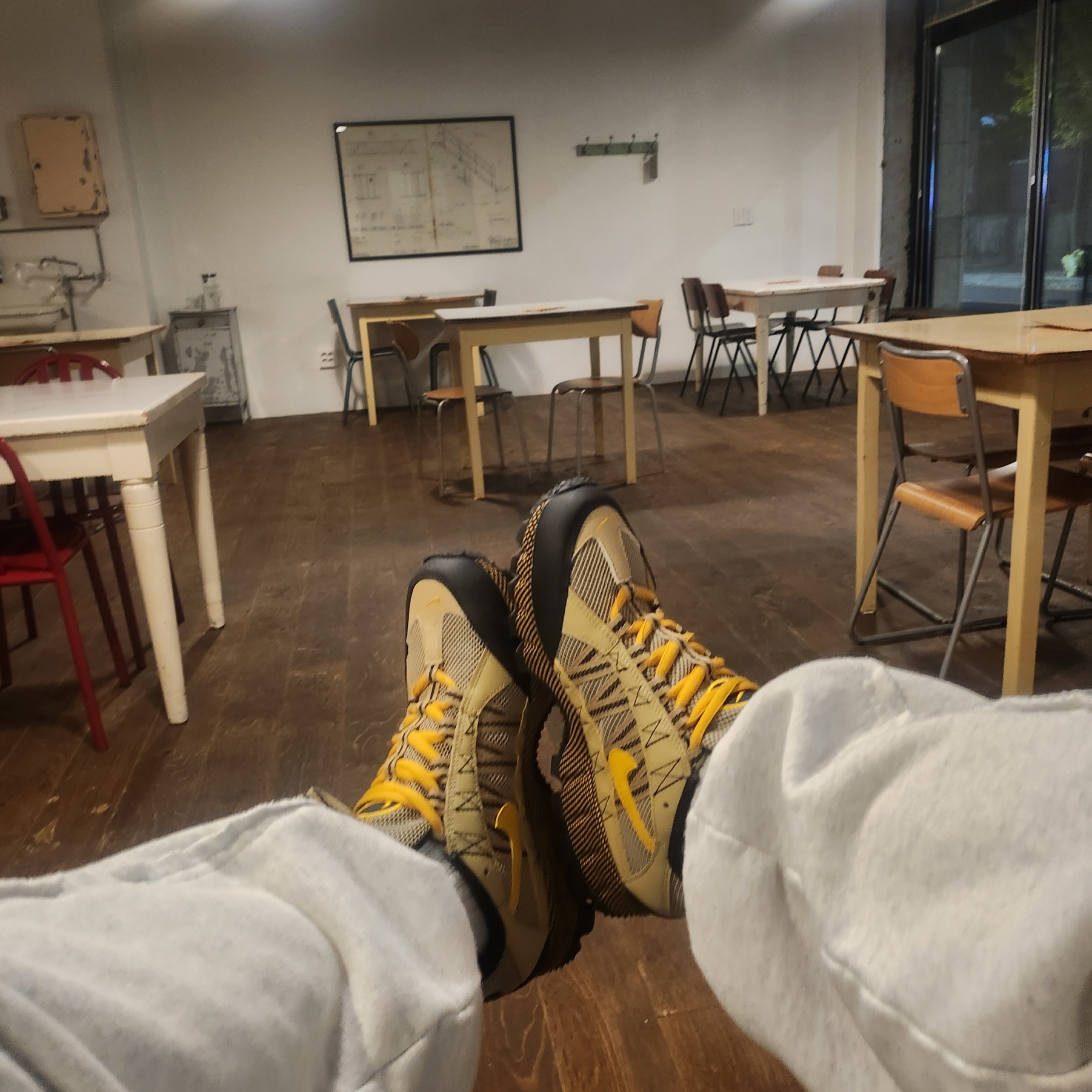 Nike Air Humara Wheat Grass 착용 스타일