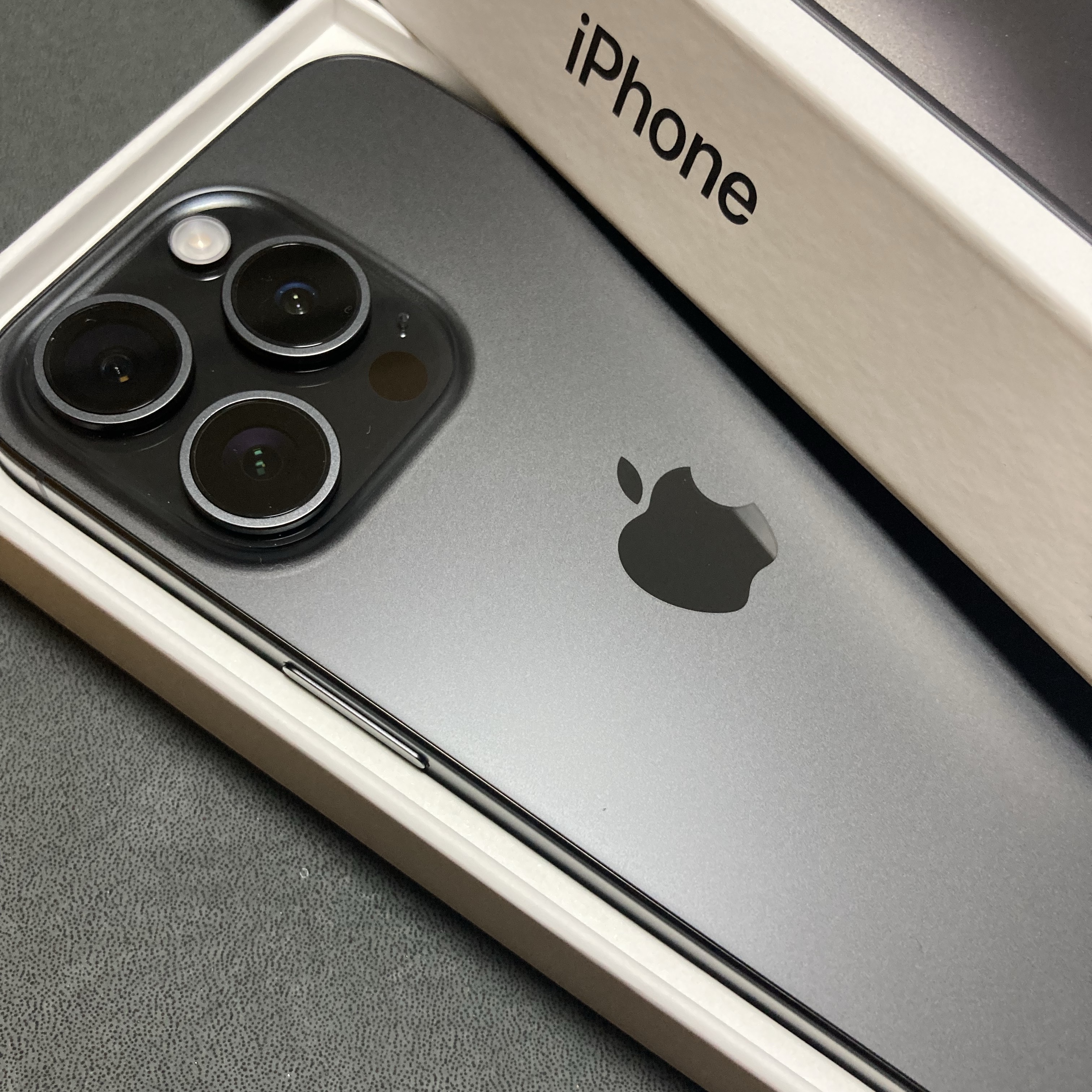 Apple iPhone 15 Pro 256GB Black Titanium (Korean Ver.) 착용 스타일