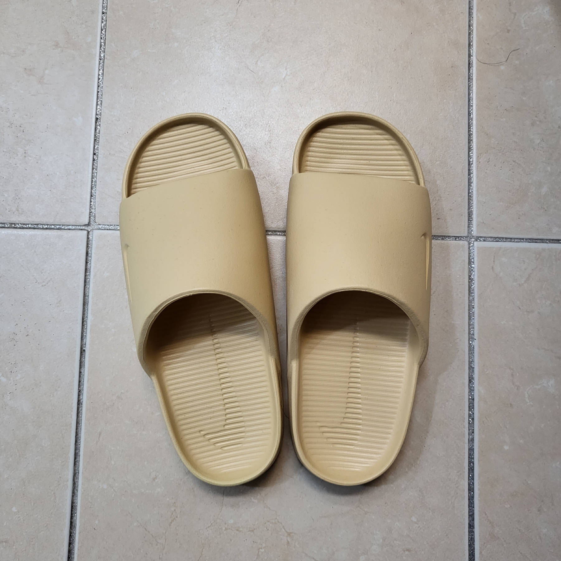 Nike Calm Slide Sesame 착용 스타일