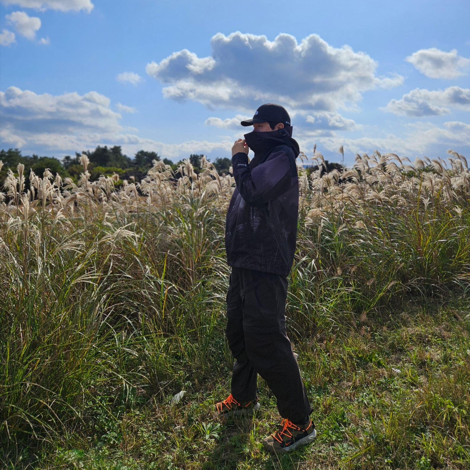 The North Face Eco Gore-Tex Mountain Vista Jacket Dark Gray, Nike Dri-Fit ACG Goat Rocks Long Sleeve T-Shirt Moon Fossil - Asia 착용 스타일 - 2