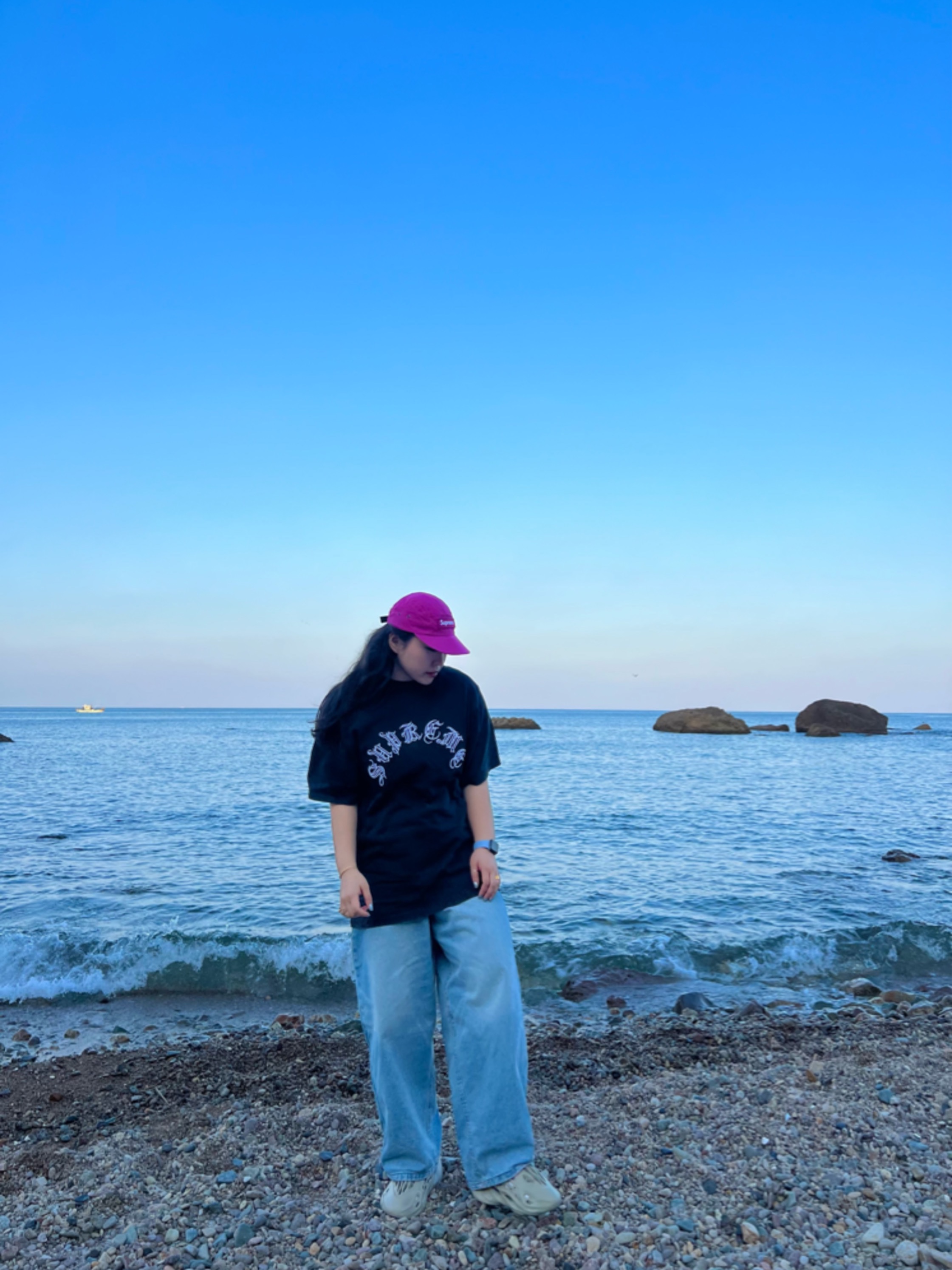 Supreme Waxed Cotton Camp Cap Magenta - 23FW, Supreme Old English S/S Top Black - 23FW 착용 스타일 - 1