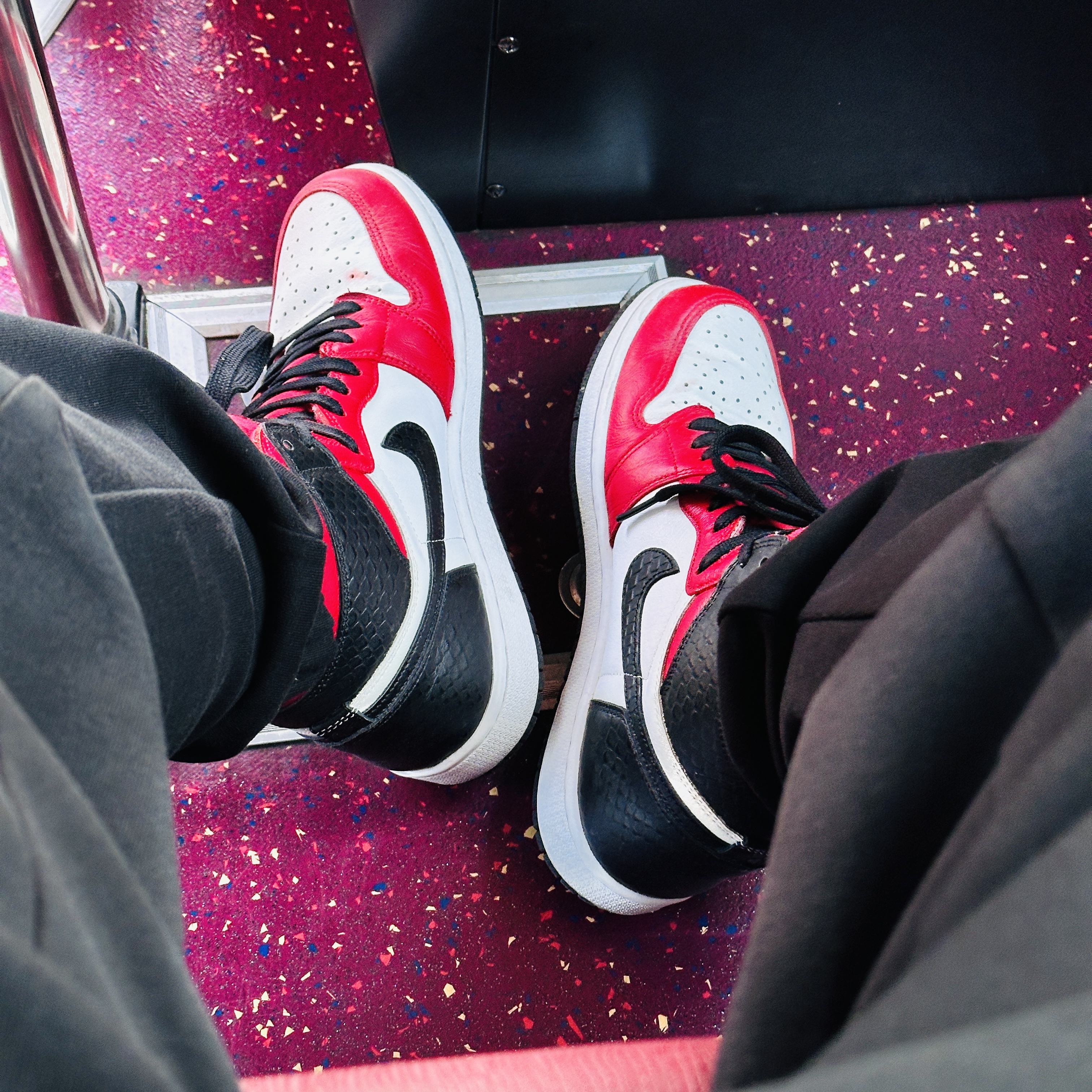 (W) Jordan 1 Retro High Satin Red 착용 스타일 - 1
