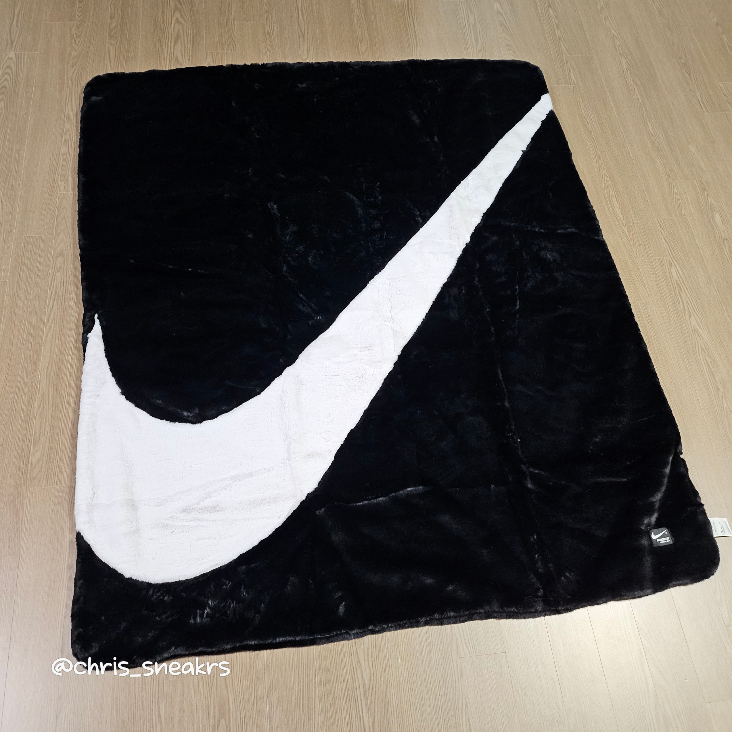 Nike NSW Faux Fur Blanket Black White 착용 스타일 - 2