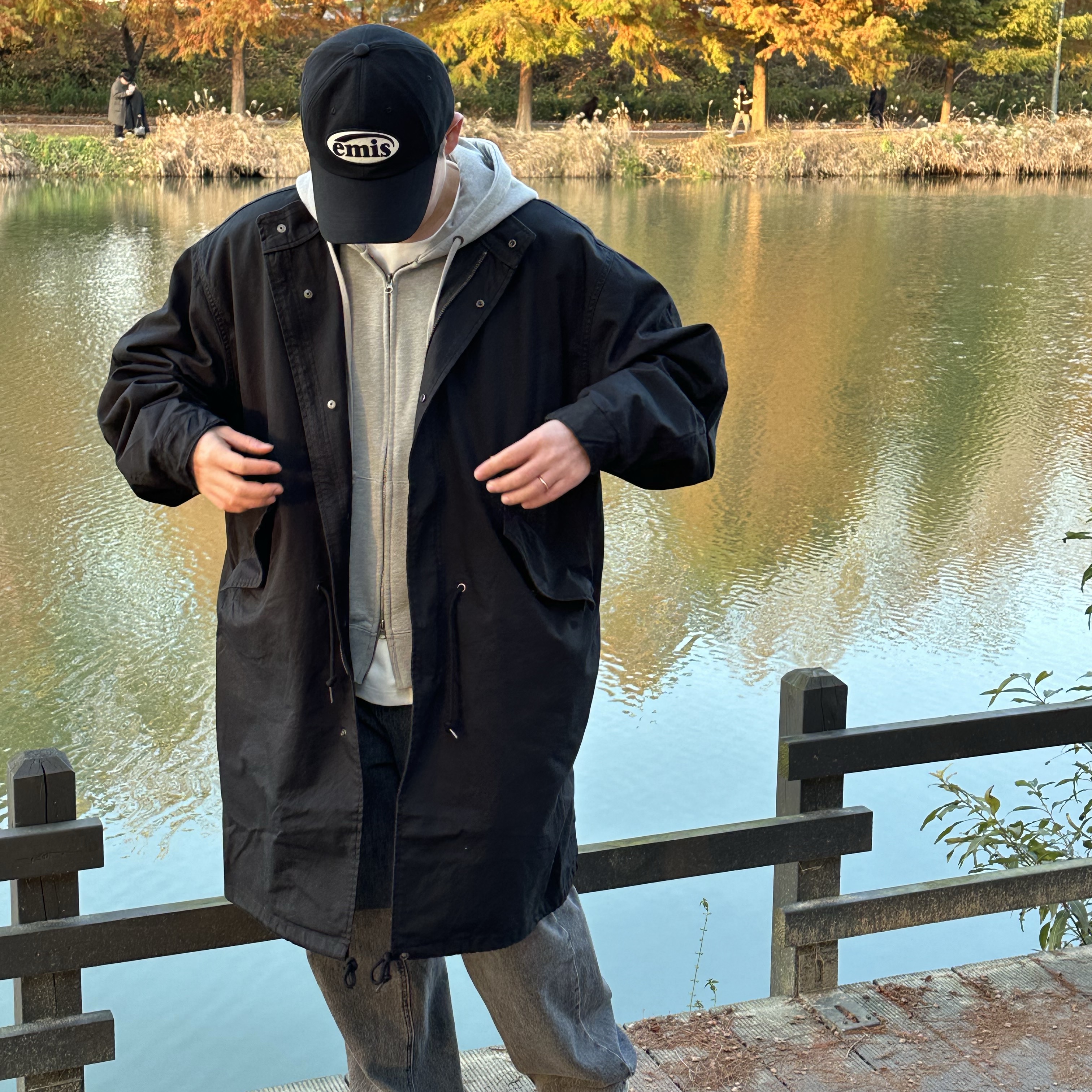Emis Tone On Tone Wappen Ball Cap Black 착용 스타일