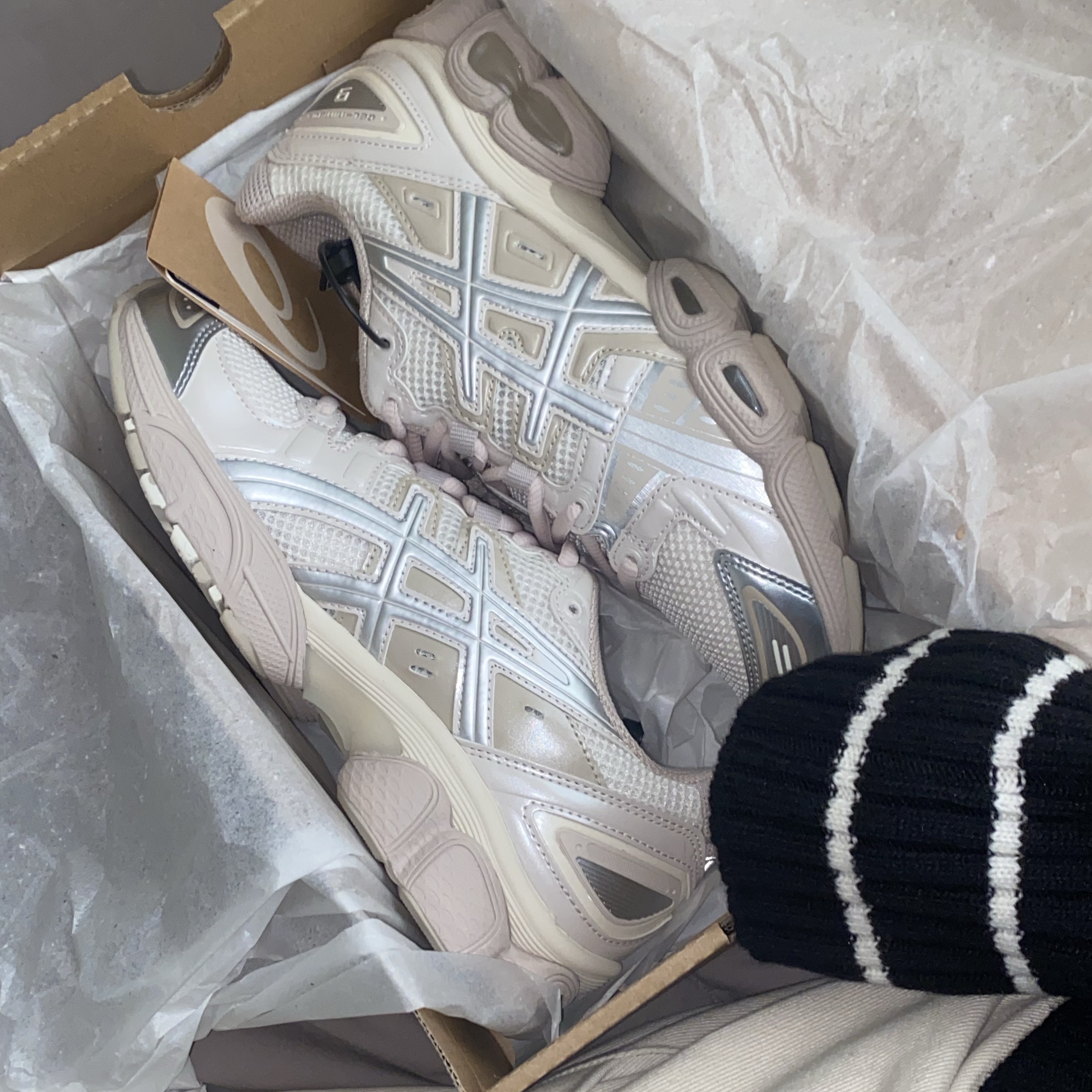 (W) Asics Gel-Nimbus 9 Cream Mineral Beige 착용 스타일 - 2