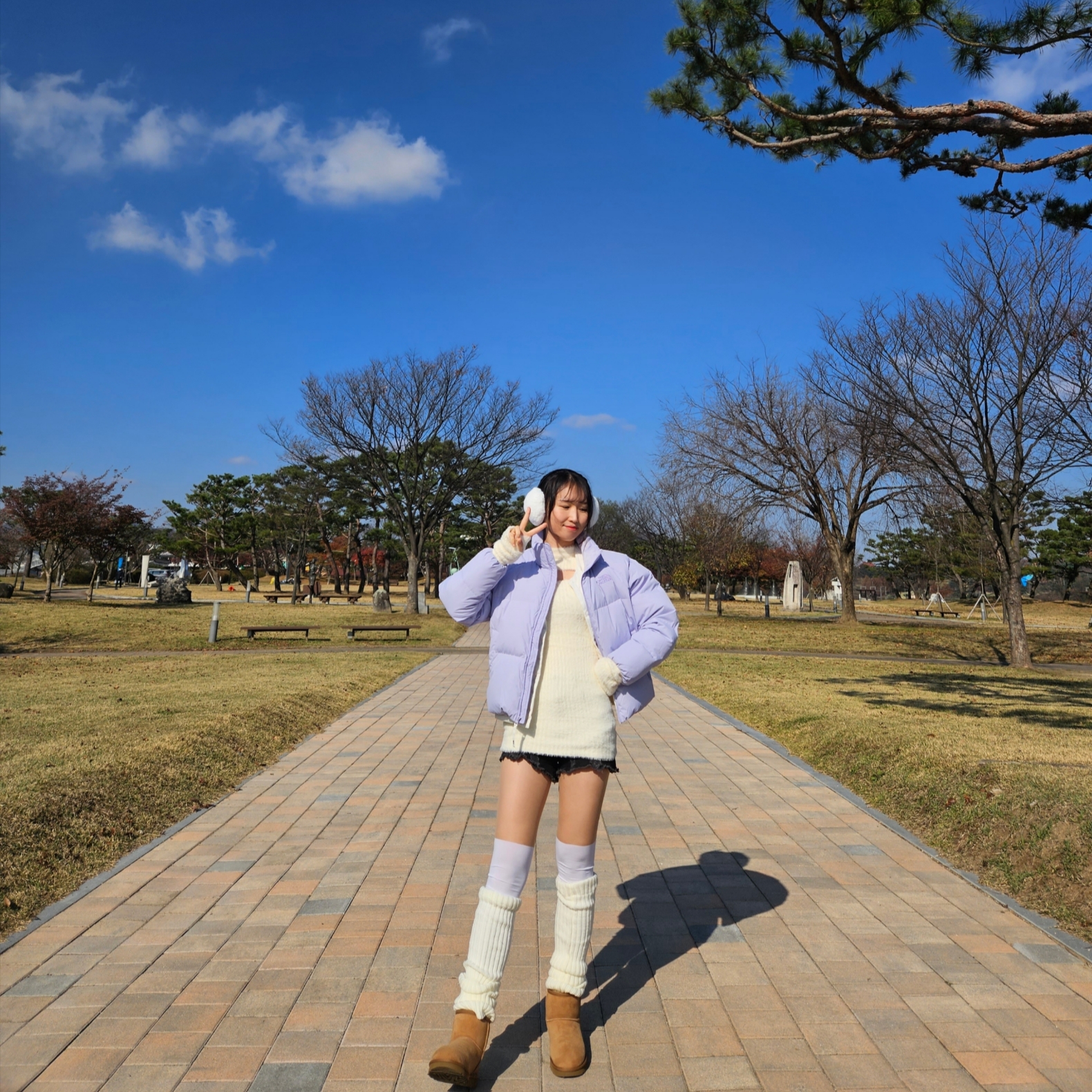 (W) UGG Classic Mini II Boots Chestnut, (W) The North Face Nuptse On Ball Jacket Ivory 착용 스타일 - 2