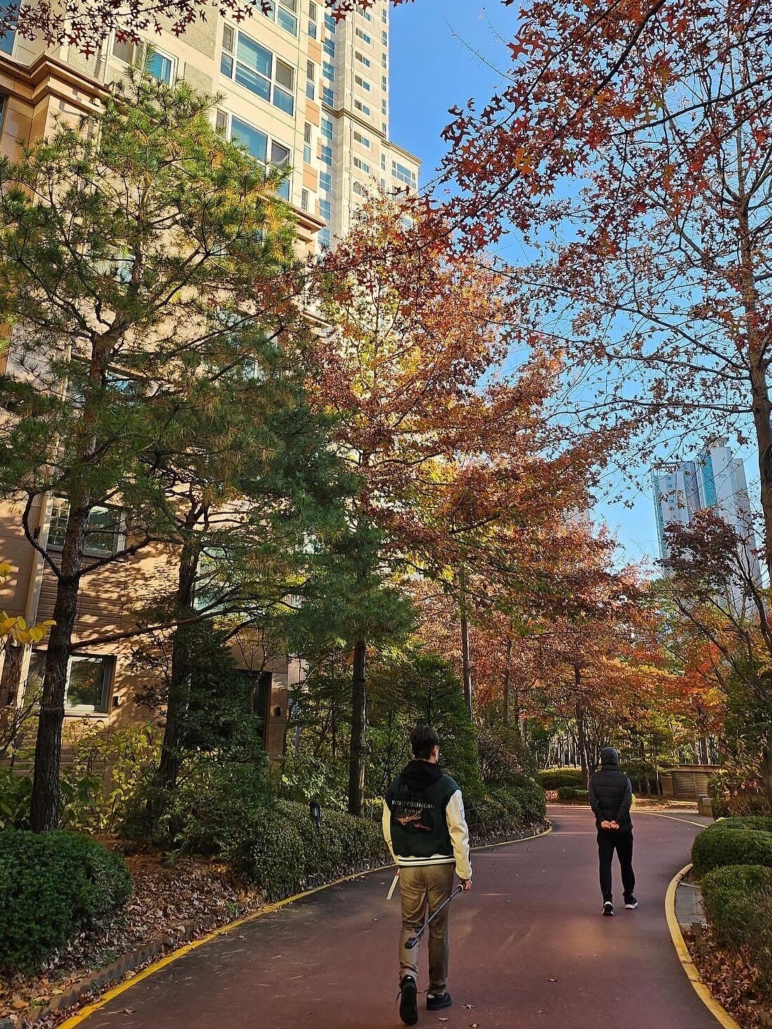 Wooyoungmi Volcano Varsity Jacket Green - 23FW, Off-White Weed Arrow Oversized Hoodie Black 착용 스타일 - 3