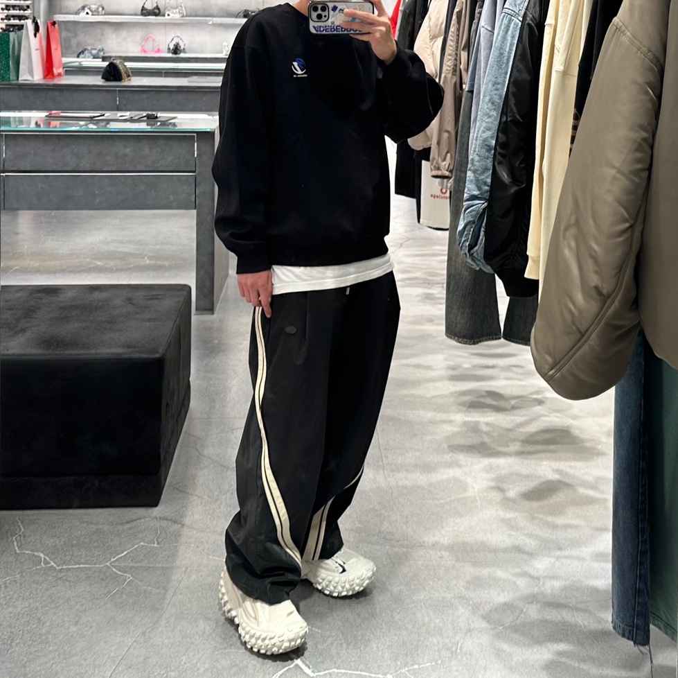 Ader Error Bashar Trousers Noir, Balenciaga Defender Sneakers Light Beige 착용 스타일