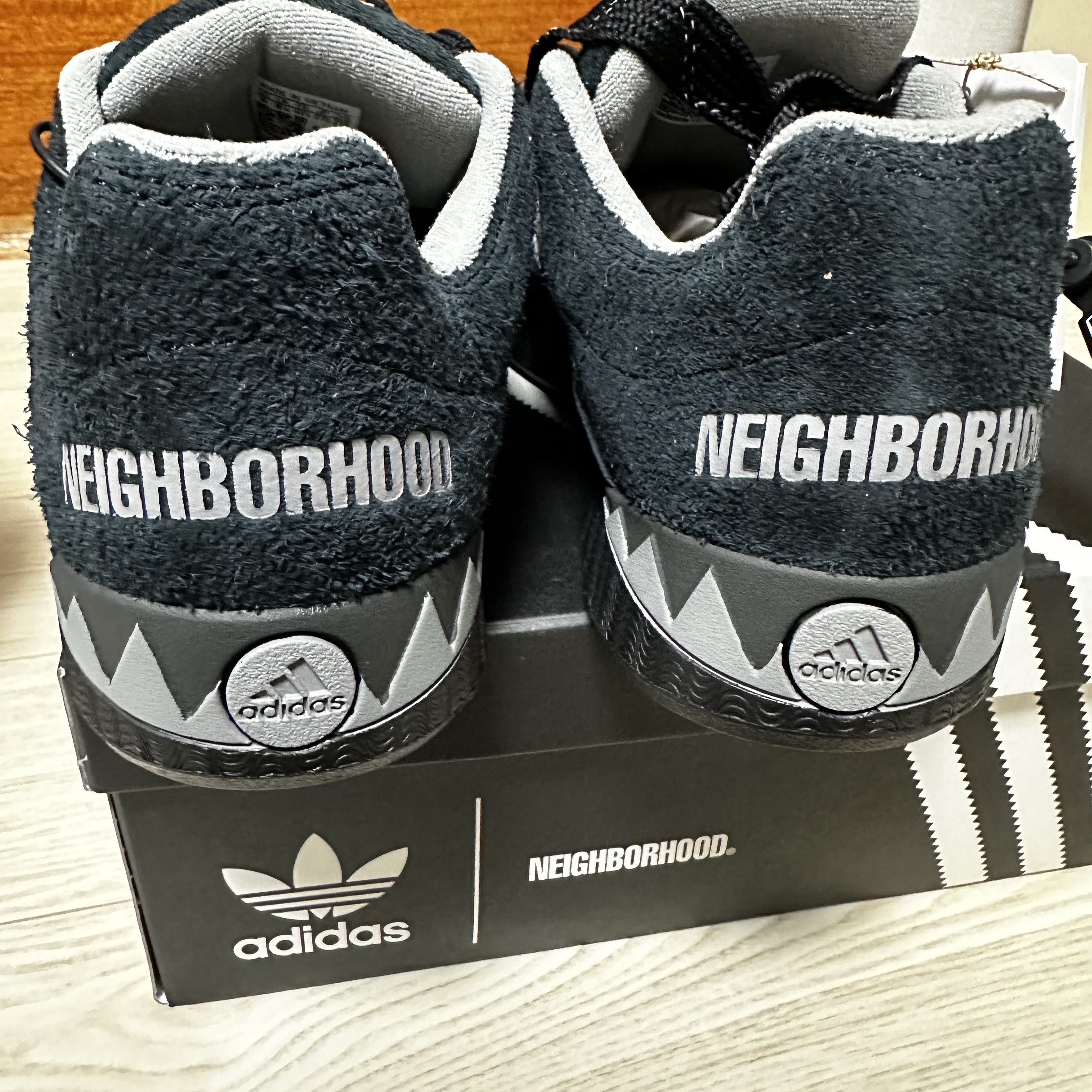 Adidas x Neighborhood Adimatic Core Black 착용 스타일 - 2